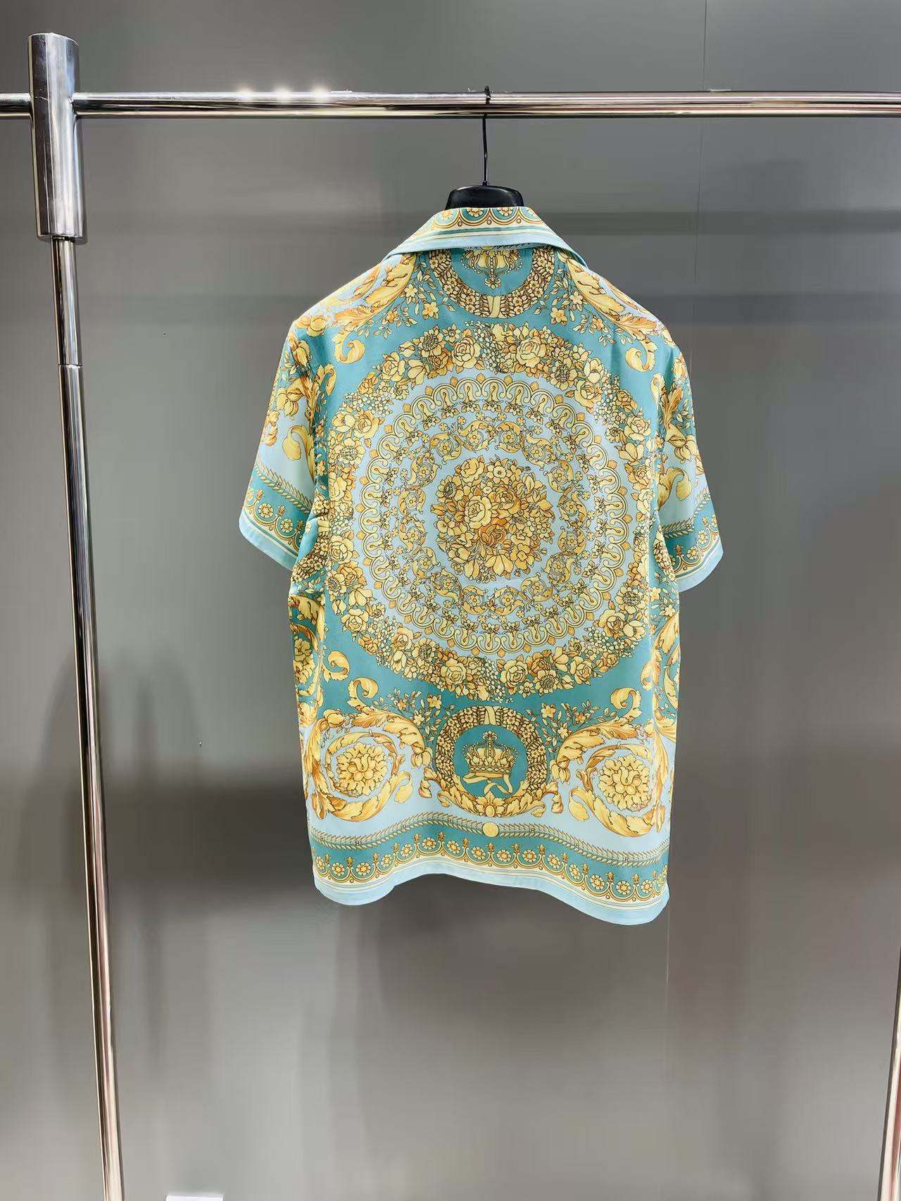 Versace 2025 men's short sleeve shirt with Baroque print, 100% tech silk twill.-Big cat