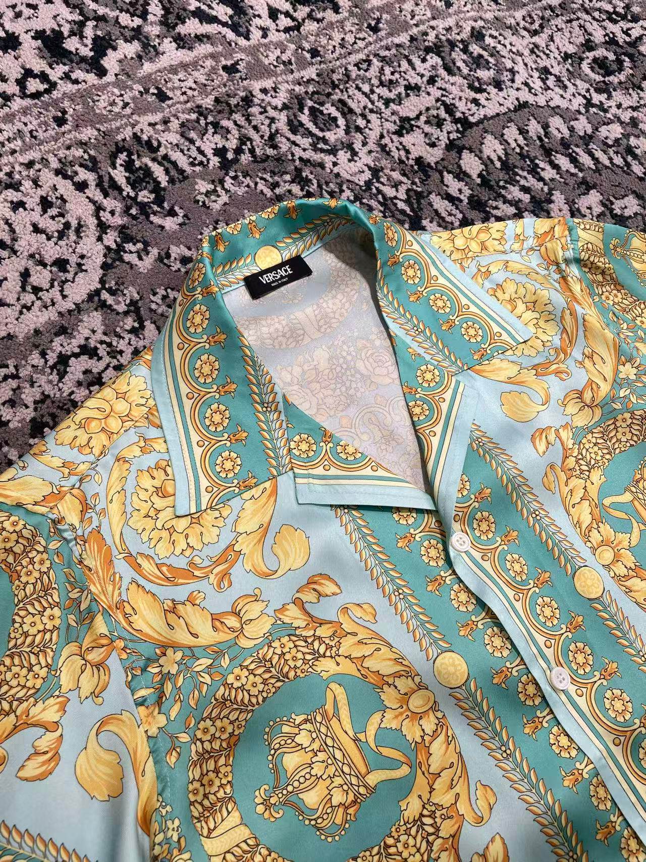 Versace 2025 men's short sleeve shirt with Baroque print, 100% tech silk twill.-Big cat