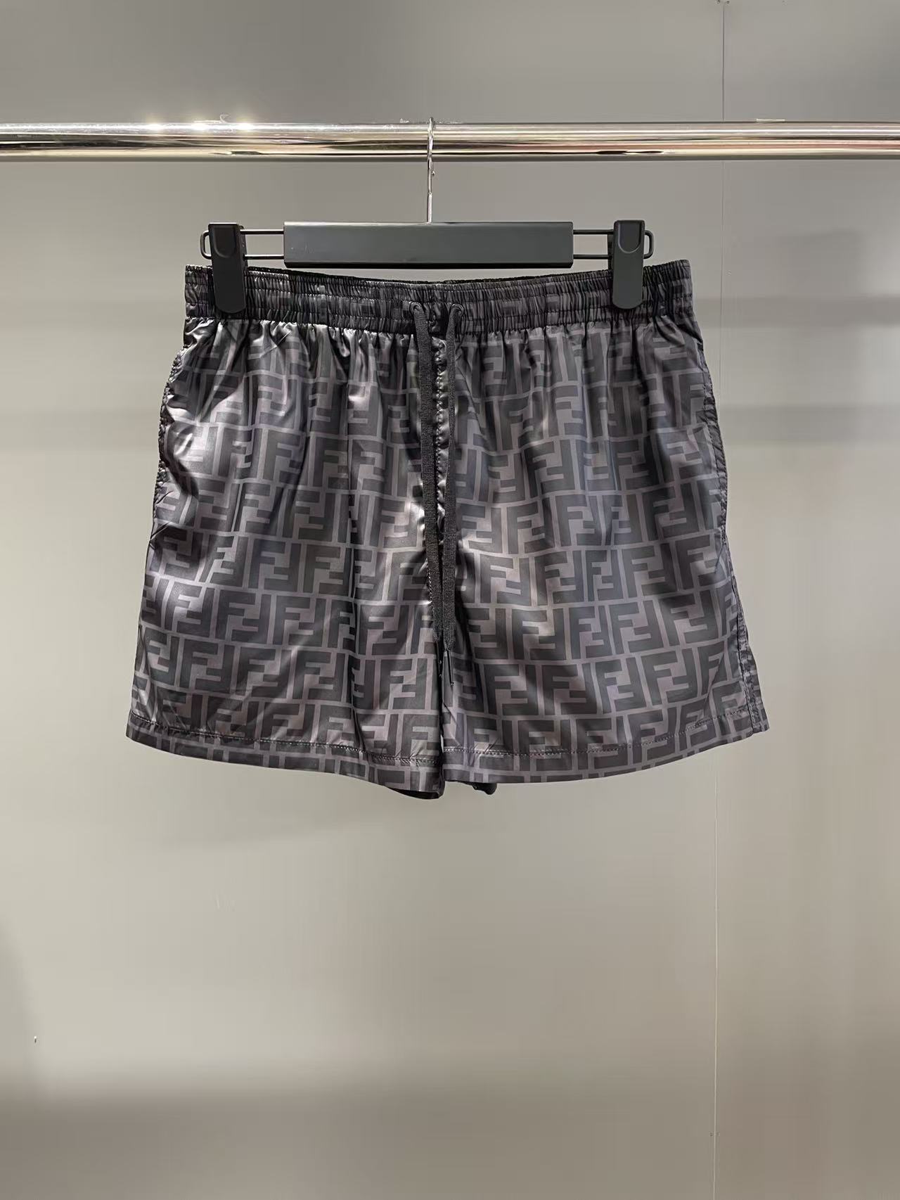 NO:944438,FD black high-tech fabric swimming shorts. Counter price 6,400. Description Swim shorts, equipped with elastic waistband and drawstring. High-tech fabric material, full black and gray FF ​​pattern. Made in Italy. Material polyester, lining 82 nylon/nylon, 18 elastane-spandex, Fendi-clothing, fendi, shorts,19860909FD黑色高科技布料游泳短裤 专柜售价 6,400 说明 泳裤,配备松紧腰带和抽绳.高科技布料材质,全幅黑色和灰色FF图案. 意大利制造 材质涤纶,内衬82锦纶/尼龙,18弹性纤维-氨纶,芬迪-服装,fendi,shorts,,Women's clothing
