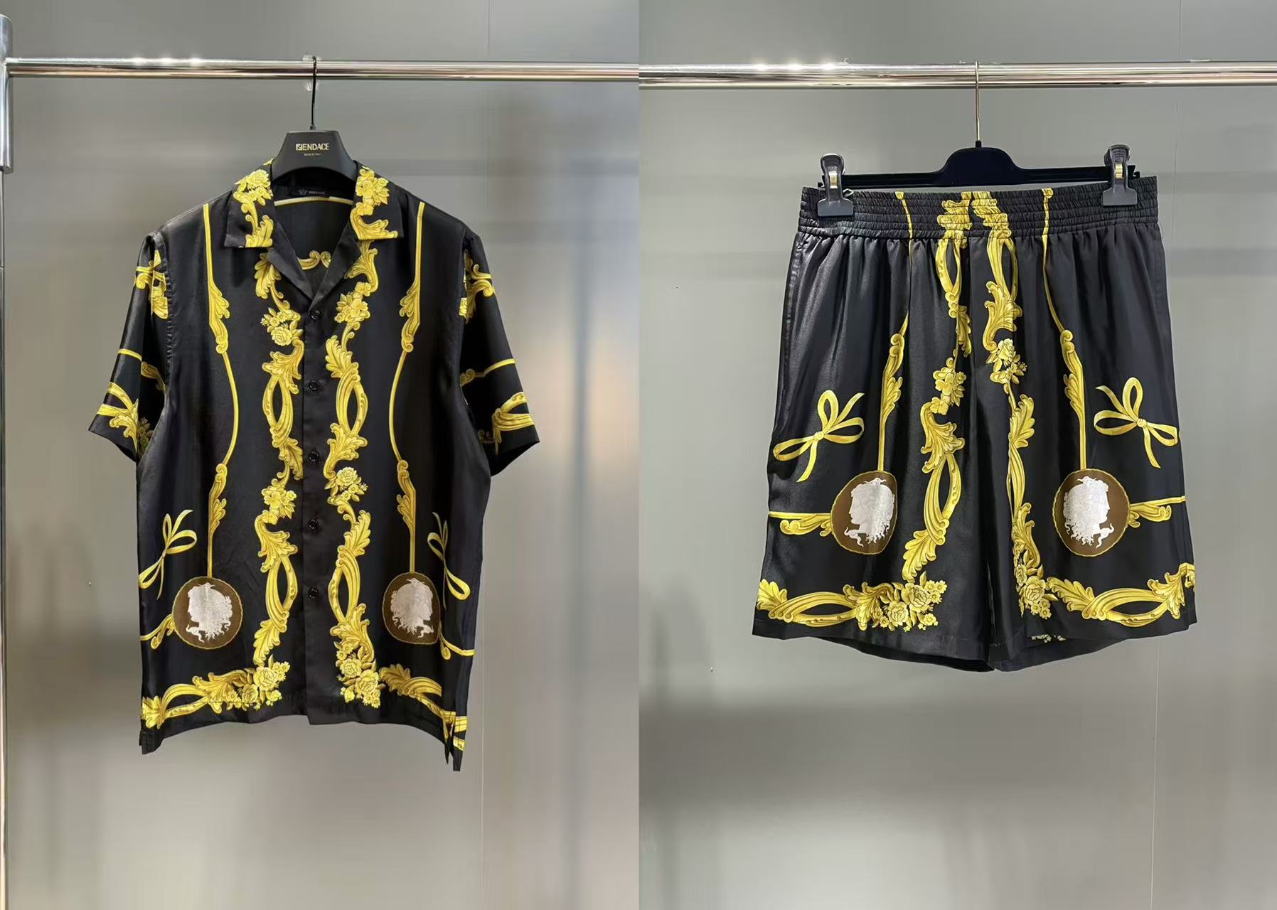 NO:781449,/set of Versace Cameo silk shorts, price 40 at the counter, description Knee-length loose shorts, made of silk twill, decorated with Medusa Cameo print. Medusa Cameo print Side pockets Back welt pocket Elastic waist Fabric mulberry silk Lining cupro fiber, Versace-clothing,versace,shorts,real silk,19860909/套 范思哲Cameo真丝短裤 专柜售价40, 说明 及膝宽松短裤,由真丝斜纹绸制成,饰有Medusa Cameo印花.Medusa Cameo印花 侧袋 背面嵌线口袋 松紧腰边 面料桑蚕丝 里料铜氨纤维,范思哲-服装,versace,shorts,real silk,,Women's clothing