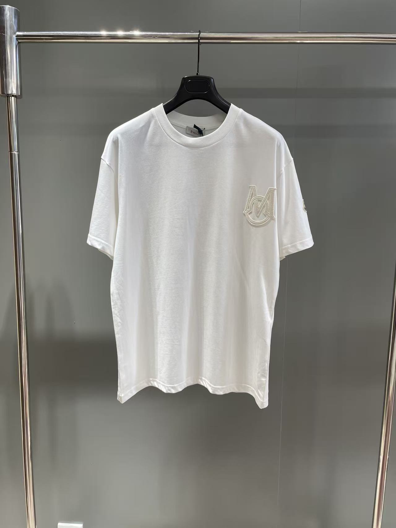 NO:781460,Men's Monogram Cotton T-Shirt with Mouth Mouth Counter Price Description This T-shirt is a basic wardrobe item with a classic round neck and short-sleeved design. Made of cotton jersey fabric, with an eye-catching monogram patch on the chest. Details Made of cotton jersey fabric, round neck, short sleeves, monogram patch, masked-clothing, Moncler, T-shirt, tees, t-shirt,19860909蒙口男士字母组合棉质T恤 专柜售价 说明 这款T恤是衣橱的基础款单品,经典圆领短袖设计.采用棉质平纹针织面料制成,胸前饰有醒目的字母组合贴片. 详情 采用棉质平纹针织面料制成 圆领 短袖 字母组合贴片,蒙口-服装,Moncler,T-shirt,tees，t-shirt,,Women's clothing