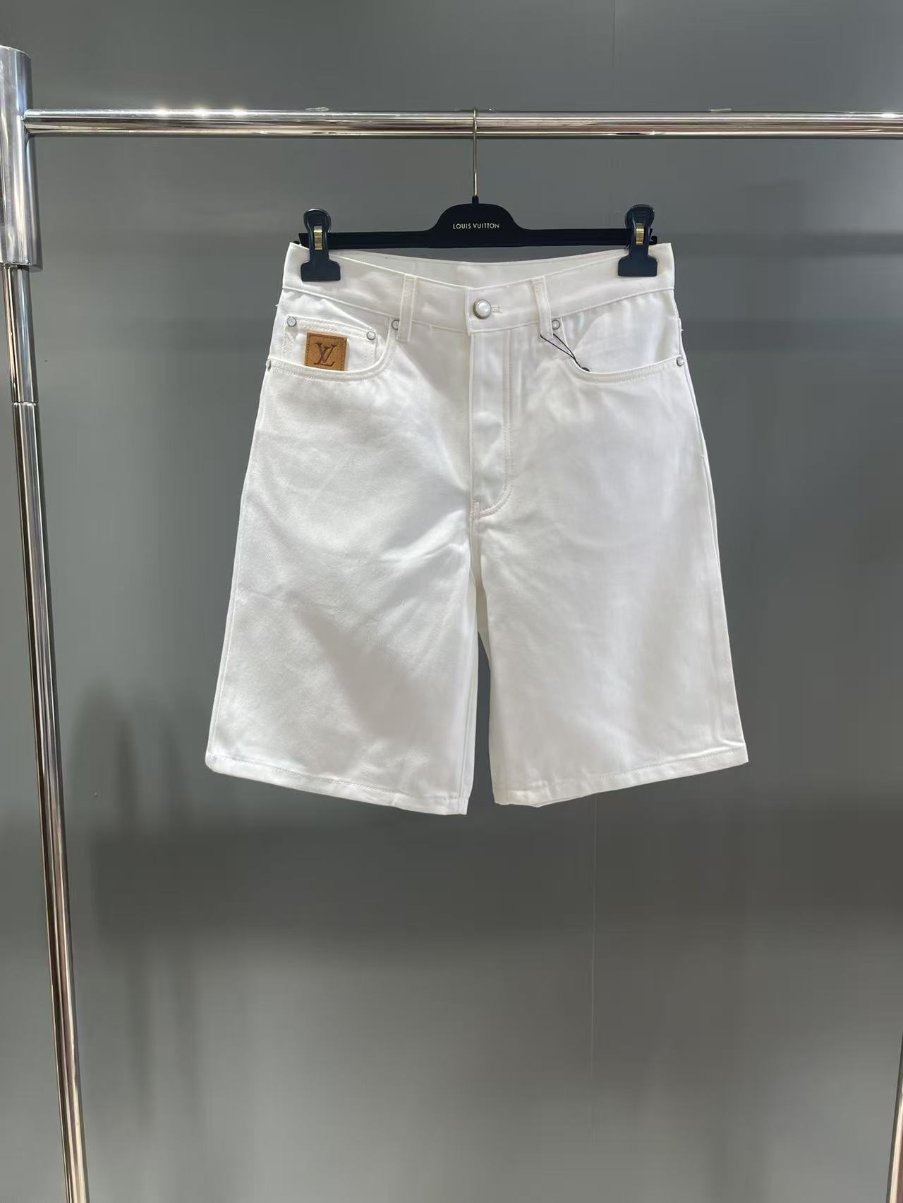NO:944383,Lujia's new season denim shorts, counter price 39, Description These shorts are made of Japanese denim, a classic choice for sunny days. Topstitched LV letter mark on the right back pocket, pearlescent buttons and rivets add exquisite details, with nubuck leather patches, LV logo ticket pocket and rear Damier patch. Standard fit cotton Logo fabric inside pockets and fit label Distressed metal parts Button front Pearlescent buttons and rivets  Classic five-pocket jean cut Embroidered logo on right back pocket Ticket pocket with nubuck label Nubuck label,Louis Vuitton-Apparel,louis vuitton,louis vuitton,louis vuitton,louis vuitton,shorts,jeans,19860909驴家当季新款牛仔短裤 专柜售价39, 说明 本款短裤以日式丹宁布成就晴朗时节的经典之选.明线 LV 字母标记右后袋,珠光纽扣和铆钉增添精致细节,搭配正绒面革贴饰、LV 标识票袋和后部 Damier 贴饰. 标准版型 棉 口袋内和版型标签配有标识面料 做旧金属件 纽扣前襟 珠光纽扣和铆钉 经典五袋牛仔裤剪裁 右后袋呈现刺绣标识 票袋配有正绒面革标签 正绒面革标签,路易威登-服装,louis vuitton,louis vuitton,louis vuitton,louis vuitton,shorts,jeans,,Women's clothing