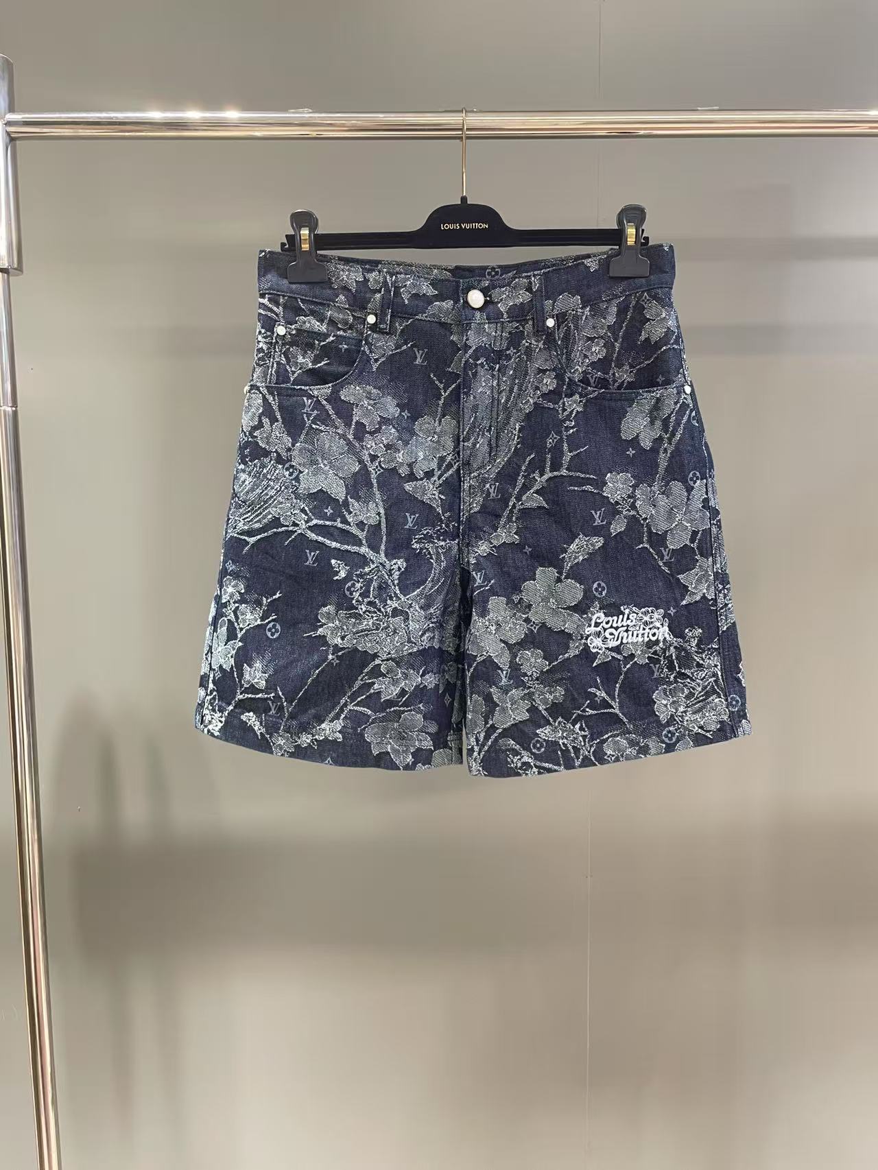 NO:942563,Lujia's new seasonal jacquard denim shorts. The counter price is 45. Description: These denim shorts use jacquard craftsmanship to copy tropical flowers and surfing scenes, and then draw the Monogram pattern on them. The Louis Vuitton logo is embroidered on the left, and pearlescent buttons and rivets add an elegant touch. They can be paired with the same shirt to create a sophisticated look. Casual fit cotton Logo print on jacquard pattern Embroidered logo on the left Nubuck leather label Classic five-pocket jeans cut  pearlescent buttons and rivets with base,louis vuitton-clothing,louis vuitton,louis vuitton,louis vuitton,shorts,jeans,shirts,19860909驴家当季新款提花牛仔短裤 专柜售价45, 说明 本款牛仔短裤以提花工艺临摹热带花卉和冲浪图景,再将 Monogram 图案描绘其上.左侧刺绣路易威登标识,珠光纽扣和铆钉注入雅致气息,可与同款衬衫共筑考究造型. 休闲版型 棉 提花图案之上铺陈标识印花 左侧呈现刺绣标识 正绒面革标签 经典五袋牛仔裤剪裁 珠光纽扣和铆钉,配有底座,路易威登-服装,louis vuitton,louis vuitton,louis vuitton,shorts,jeans,shirts,,Women's clothing
