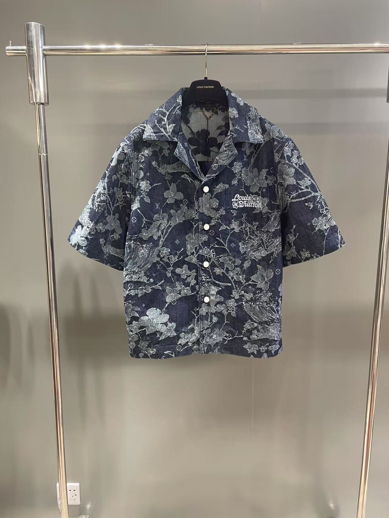 NO:779369,The new 25-year-old burnt flower craft denim shirt, last year’s old one is the printed one!  Lujia's new seasonal short-sleeved denim shirt. The counter price is 46. Description: This denim short-sleeved shirt uses jacquard technology to imitate tropical flowers and surfing scenes, and then depicts the Monogram pattern on it. The Louis Vuitton logo is embroidered on the front, and pearlescent buttons add a unique touch. It can be combined with the same style of shorts to create a sophisticated summer look. Casual fit cotton, Louis Vuitton-clothing, louis vuitton, louis vuitton, louis  vuitton,shorts,shirts,T-shirt,1986090925年新款烧花工艺牛仔衬衫,去年旧款是印花款！ 驴家当季新款短袖牛仔衬衫 专柜售价46, 说明 本款牛仔短袖衬衫以提花工艺临摹热带花卉和冲浪图景,再将 Monogram 图案描绘其上.正面刺绣路易威登标识,珠光纽扣增添别致气息,可与同款短裤共筑考究夏日造型. 休闲版型 棉,路易威登-服装,louis vuitton,louis vuitton,louis vuitton,shorts,shirts,T-shirt,,Women's clothing