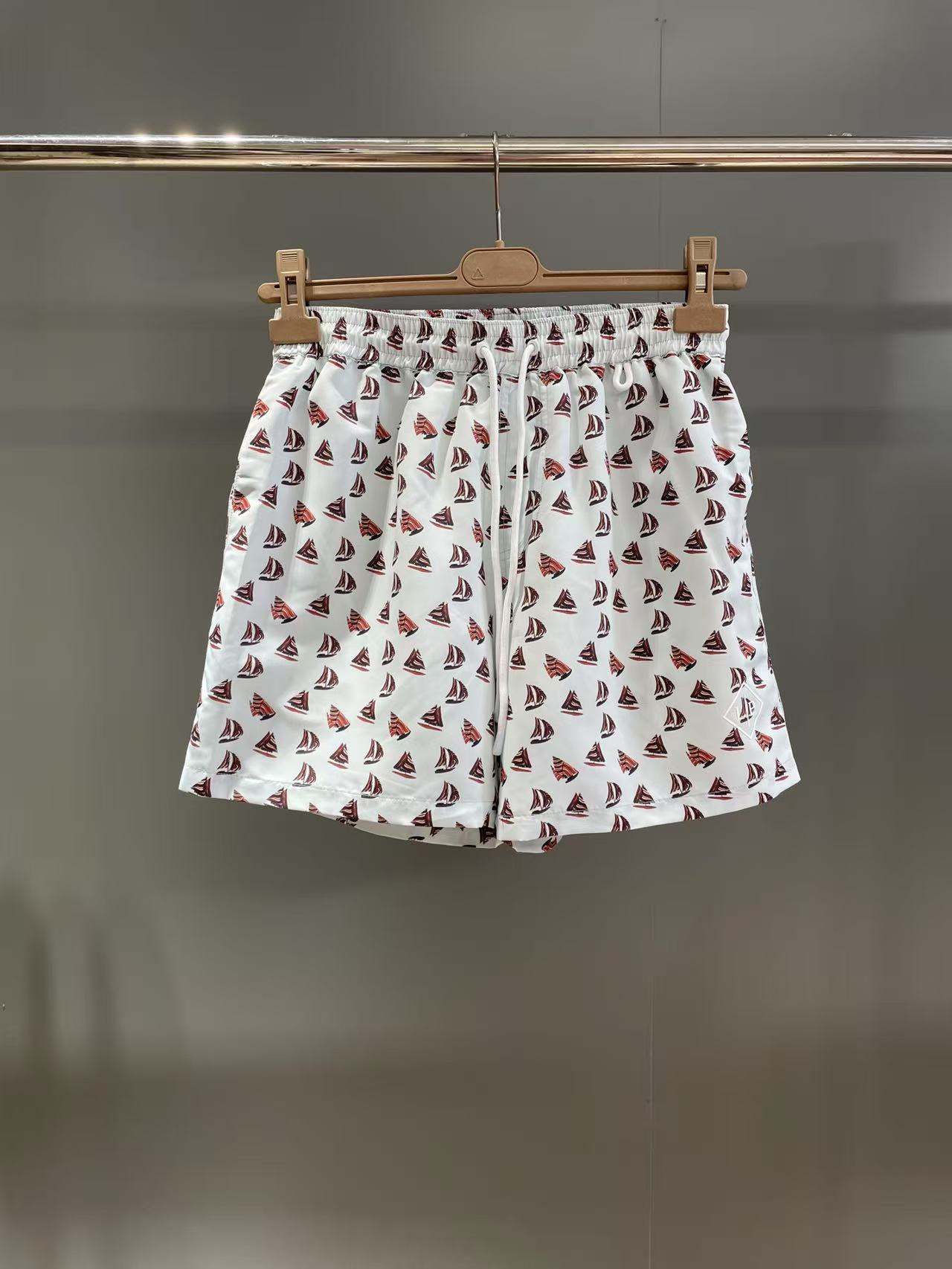NO:944397,LP sailing print board shorts Description Microfiber 100.0 Elasticated waistband with adjustable drawstring, front side pockets, back pockets with flap and Velcro strap Rubber logo on left leg Rubber drawstring with logo, Men's, loro piana,19860909LP 帆船印花沙滩裤 说明 超细纤维100.0 松紧腰带,配有可调节抽绳,前侧口袋,后口袋配有翻盖和魔术贴带 左腿饰有橡胶徽标 带徽标的橡胶拉绳,男装,loro piana,,Women's clothing