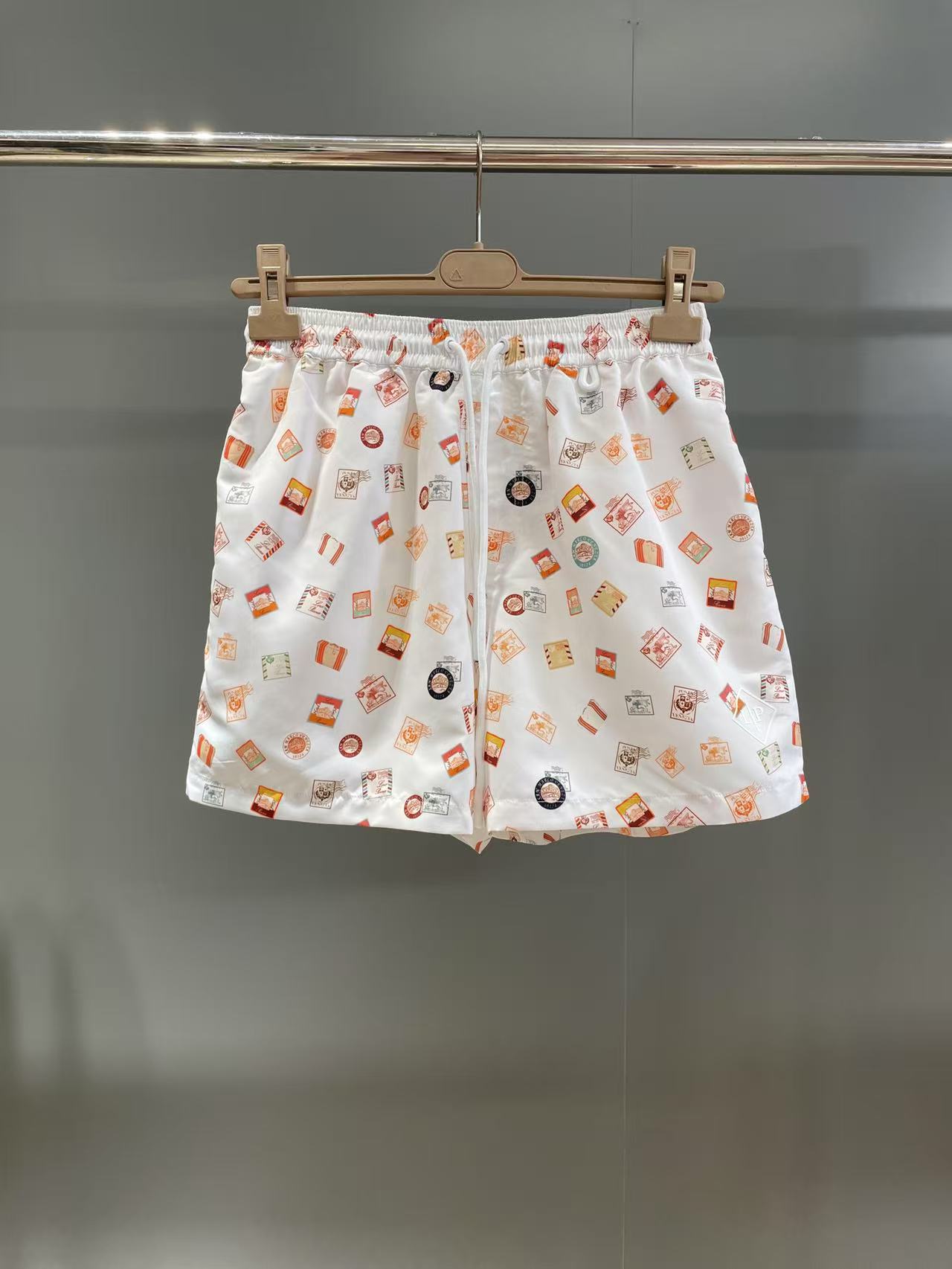 NO:944389,LP Stamp Print Board Shorts Description Microfiber 100.0 Elasticated waistband with adjustable drawstring, front side pockets, back pockets with flap and Velcro strap Rubber logo on left leg Rubber drawstring with logo, Men's, loro piana,19860909LP 邮票印花沙滩裤 说明 超细纤维100.0 松紧腰带,配有可调节抽绳,前侧口袋,后口袋配有翻盖和魔术贴带 左腿饰有橡胶徽标 带徽标的橡胶拉绳,男装,loro piana,,Women's clothing