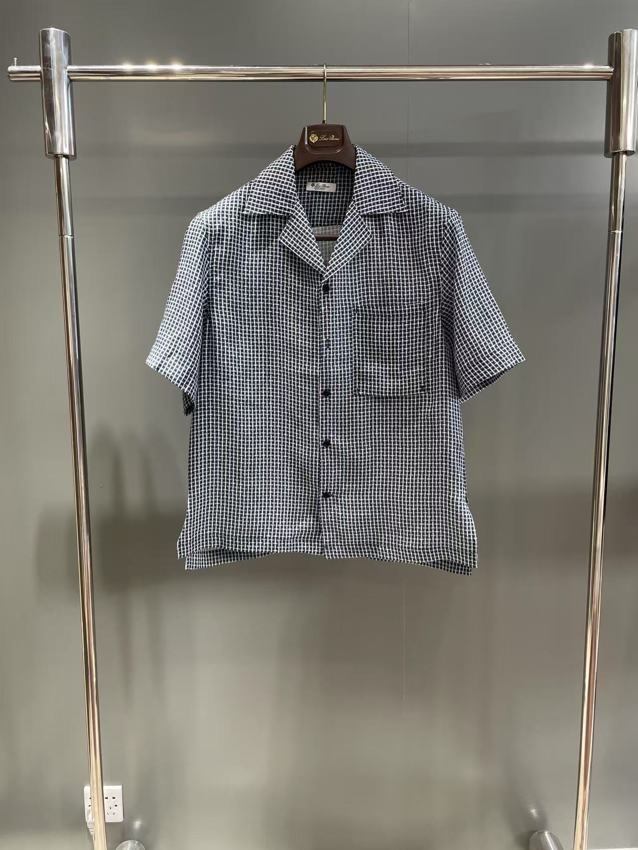 NO:941406,LPFederico shirt Counter price 12730 Description Inspired by the world of bowling, it adopts a loose open collar design, showing a sporty style. Decorated with micro patterns, inspired by mulberry silk ties, adding a refined texture. The linen fabric is rich in texture, cool and comfortable, ideal for warm weather. Bowling shirt collar Chest patch pocket Short sleeves Front button closure Side slits Loose fit Fabric: Linen, women's, loro  piana,shirts,T-shirt,ties,19860909LPFederico衬衫 专柜售价12730 说明 以保龄球世界为灵感,采用宽松的开领设计,彰显运动风尚.饰有微型图案,灵感源自桑蚕丝领带,增添精致质感.亚麻面料质感丰富,清凉舒适,是温暖天气的理想之选.保龄球衫领 胸前贴袋 短袖 正面纽扣开合 侧面开衩宽松版型 面料: 亚麻,女装,loro piana,shirts,T-shirt,ties,,Women's clothing