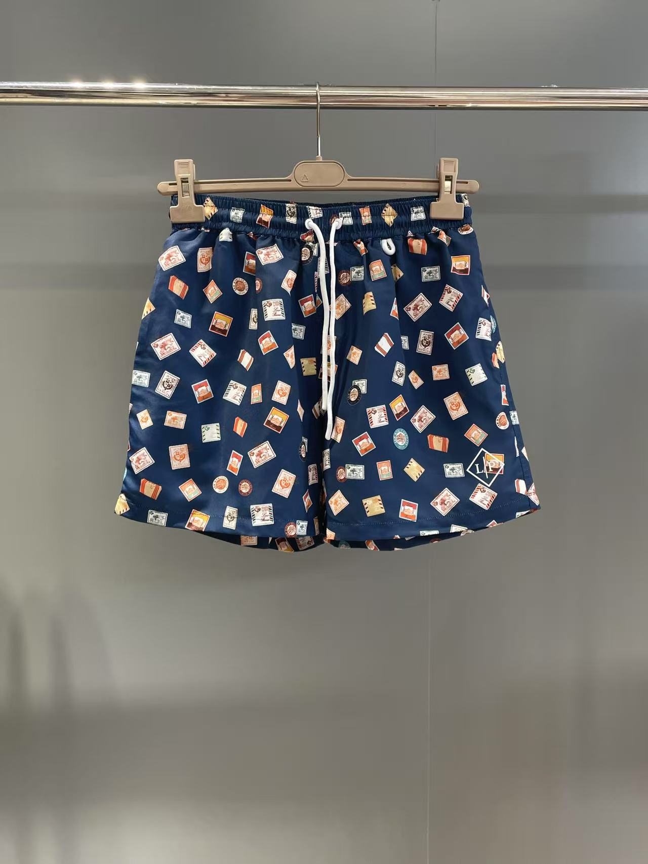 NO:944405,LP Stamp Print Board Shorts Description Microfiber 100.0 Elasticated waistband with adjustable drawstring, front side pockets, back pockets with flap and Velcro strap Rubber logo on left leg Rubber drawstring with logo, Men's, loro piana,19860909LP 邮票印花沙滩裤 说明 超细纤维100.0 松紧腰带,配有可调节抽绳,前侧口袋,后口袋配有翻盖和魔术贴带 左腿饰有橡胶徽标 带徽标的橡胶拉绳,男装,loro piana,,Women's clothing