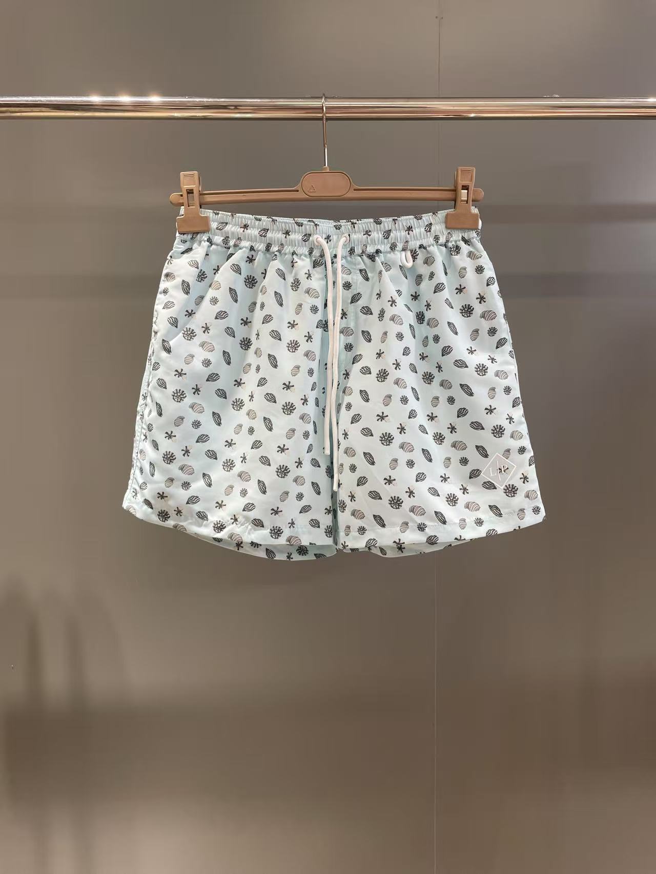 NO:944414,LP shell print board shorts Description Microfiber 100.0 Elasticated waistband with adjustable drawstring, front side pockets, back pockets with flap and Velcro strap Rubber logo on left leg Rubber drawstring with logo, Men's, loro piana,19860909LP 贝壳印花沙滩裤 说明 超细纤维100.0 松紧腰带,配有可调节抽绳,前侧口袋,后口袋配有翻盖和魔术贴带 左腿饰有橡胶徽标 带徽标的橡胶拉绳,男装,loro piana,,Women's clothing