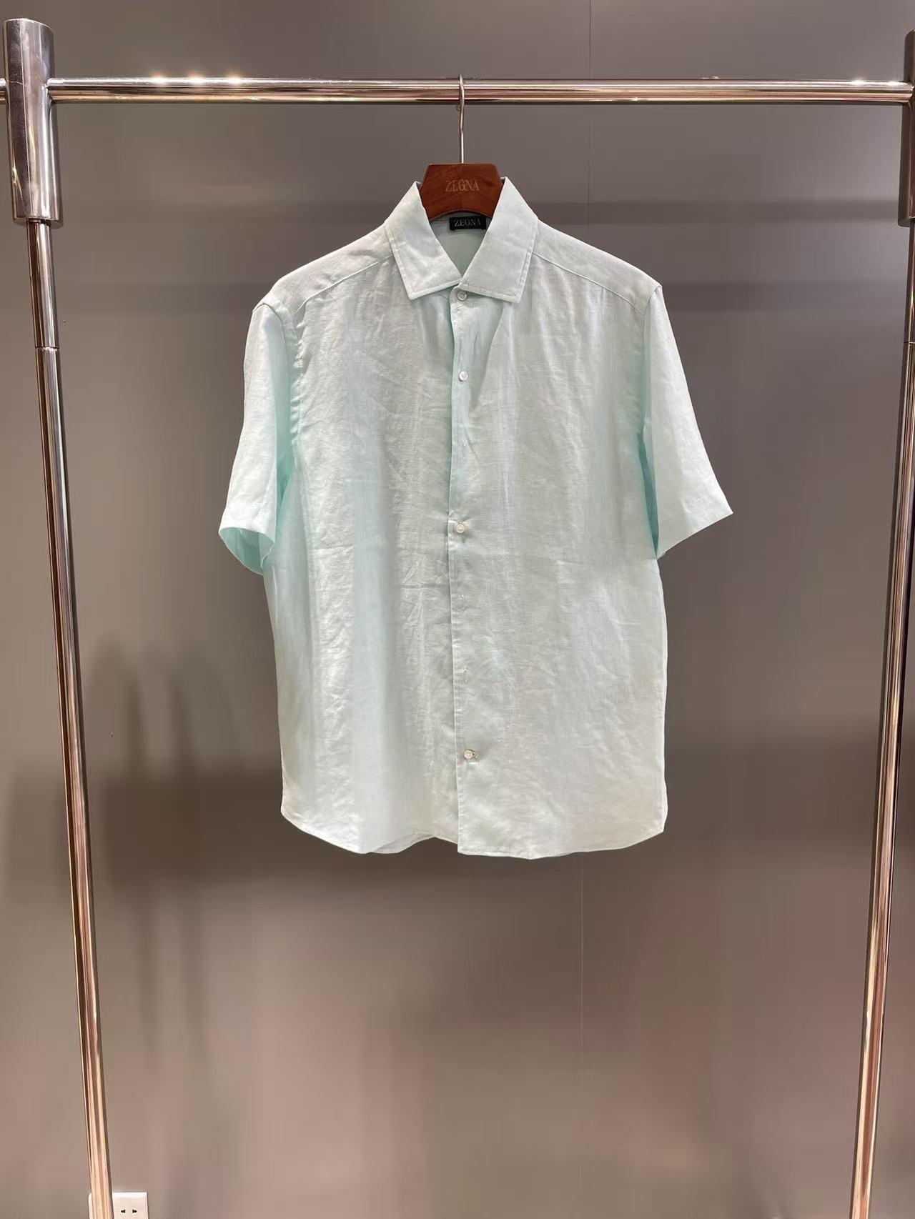 NO:941323,The new season's Oasi Lino Oasis linen shirt is priced at 37 at the counter. Description This short-sleeved shirt is made of Zegna's proprietary Oasi Lino Oasis linen fabric, which is spun from fully traceable European-grown flax fiber. The hand-stitched details complement the light blue color scheme. It uses rolled cuffs and rounded hem, fitted version, one-piece collar, rolled cuffs, button placket, rounded hem. Linen, women's clothing, zegna, shirts, T-shirt,19860909当季新款Oasi Lino 绿洲亚麻衬衫 专柜售价37, 说明 这款短袖衬衫选用杰尼亚专有 Oasi Lino 绿洲亚麻 面料制成,由全面可追溯的欧洲种植亚麻纤维纺成.手工缝制细节与浅蓝色配色相得益彰.采用卷边袖口和圆形下摆, 合身版型 一片领 卷边袖口 纽扣门襟 圆形下摆 亚麻,女装,zegna,shirts,T-shirt,,Women's clothing