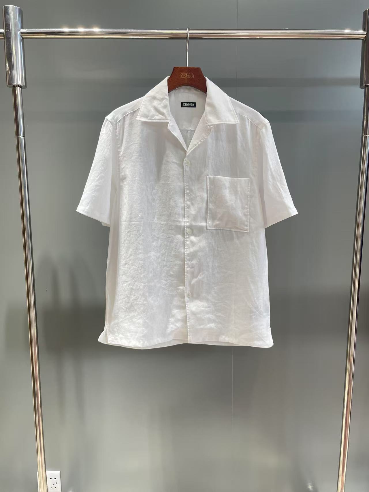 NO:941332,The new linen shirt of the season is priced at 37 at the counter. Description This white linen short-sleeved shirt is made of fine fabrics with a natural, refreshing and breathable texture. It is an ideal choice for casual and refined wear. Decorated with exquisite details, it is a classic item for exquisite casual clothes. Fitted version Cuban collar button placket straight hem linen, women's clothing, shirts, T-shirt,19860909当季新款亚麻衬衫 专柜售价37, 说明 这款白色亚麻短袖衬衫选用精细面料制成,质感自然清爽透气,是随性精致穿搭的理想之选.饰有考究细节,是精致休闲衣的经典单品. 合身版型 古巴领 纽扣门襟 直筒下摆 亚麻,女装,shirts,T-shirt,,Women's clothing