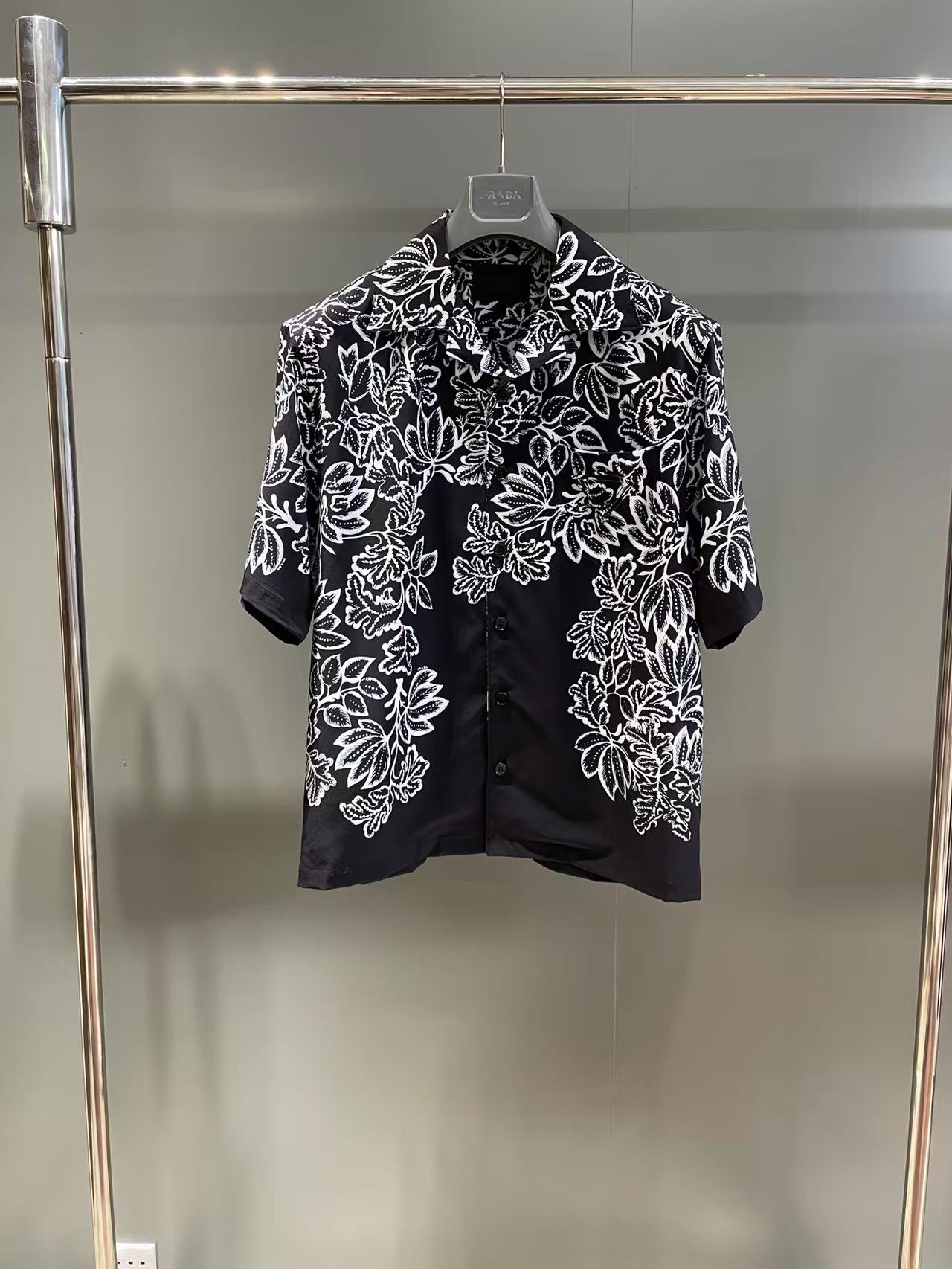 NO:941423,S, P family printed bowling shirt, counter price 42, description This shirt has an Oversize silhouette, equipped with a bowling lapel, and the contrast printing gives the sports design a touch of sophistication. Fern printing Oversize shape Bowling lapel Classic chest pocket Straight hem Mother-of-pearl button closure Front fabric triangle logo Eye-catching stitching, Prada - clothing, prada, versace, shirts,19860909S, P家印花保龄球衬衫 专柜售价42, 说明 这款衬衫呈现Oversize廓形,配有保龄球翻领,以反差印花赋予运动设计一抹精致气息. Fern印花 Oversize造型 保龄球翻领 经典胸袋 平直底边 珍珠母纽扣开合 正面织物三角形徽标 醒目缝线,普拉达-服装,prada,versace,shirts,,Women's clothing