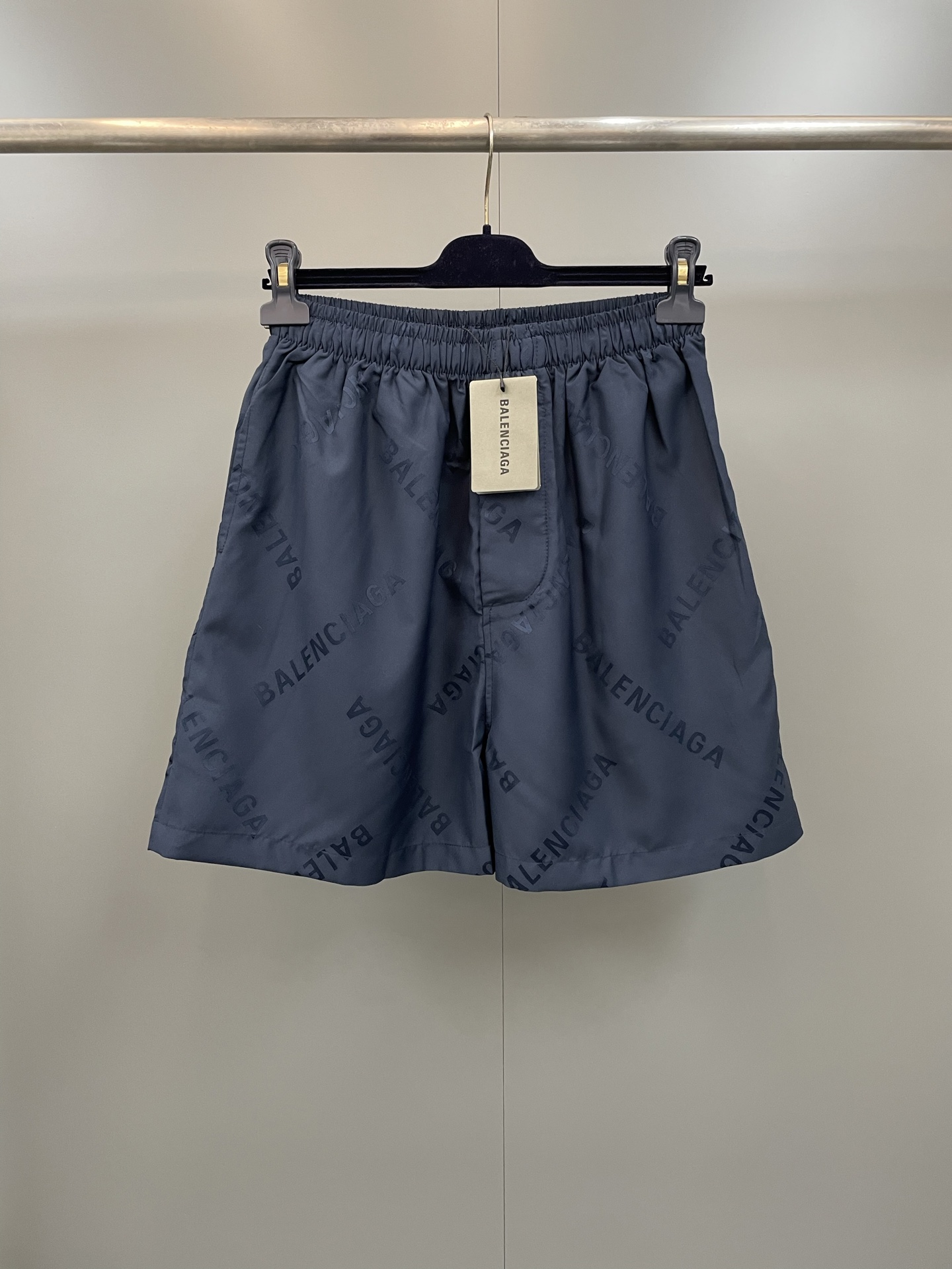 NO:775408,Paris's new letter-printed shorts are navy blue, with a drawstring at the waist, and are the same style for men and women!  ,Balenciaga-clothing,balenciaga,balenciaga,shorts,19860909巴黎家新款字母印花短裤藏青色 带有腰部抽绳 男女同款！,巴黎世家-服装,balenciaga,balenciaga,shorts,,Women's clothing