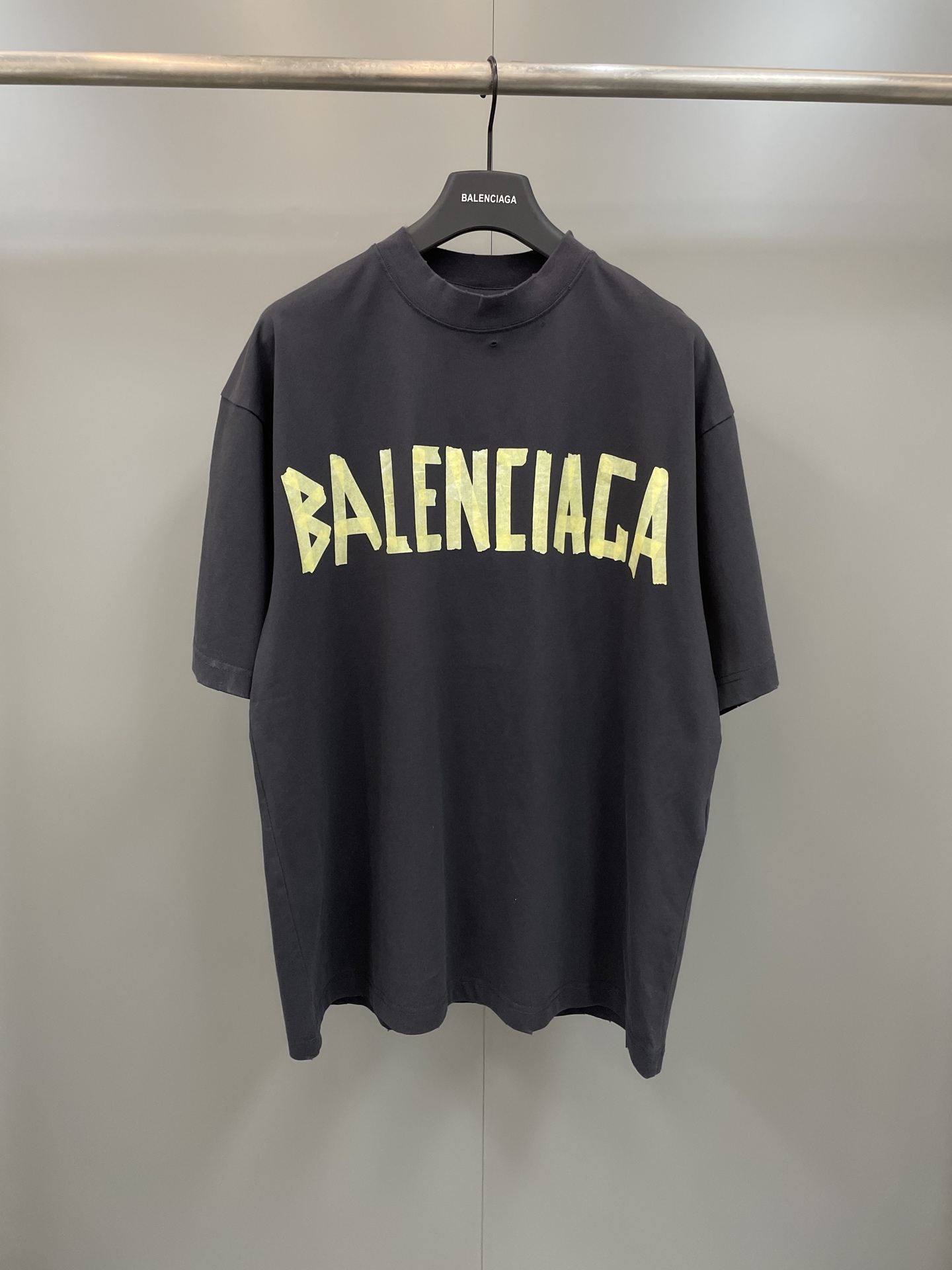 NO:775404,Balenciaga Vintage Jersey This item is unisex in design Medium fit Crew neck Short sleeves Front and back Tape Type logo Distressed effect, Balenciaga-Clothing, balenciaga, balenciaga, T-shirt,19860909巴黎家复古平纹布 该商品为中性设计 中号版型 圆领 短袖 正面和背面 Tape Type 徽标 磨损洗旧效果,巴黎世家-服装,balenciaga,balenciaga,T-shirt,,Women's clothing