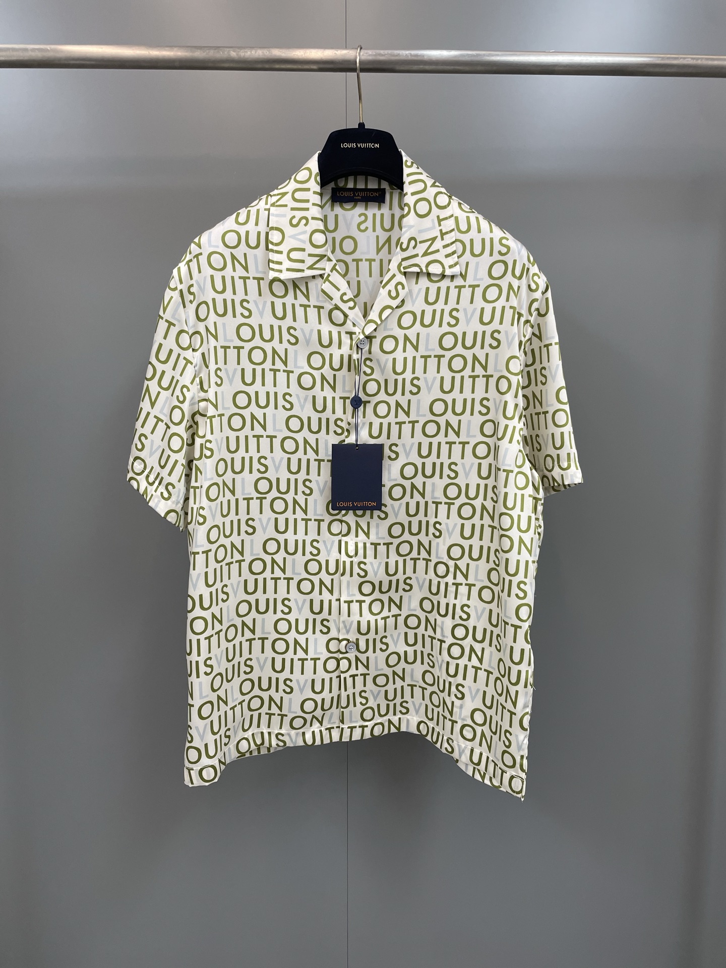 NO:775425,Lujia's technical silk shirt displays the LV Maze print on the 2026 spring and summer show. The Indian hand-painted billboards along the season's fashion journey are used as a source of inspiration, giving the Louis Vuitton logo a new style. Pair it with shorts of the same style to enjoy a leisurely and comfortable leisure time. Casual fit, technical silk, full-width logo print, open collar, pearlescent button front, Louis Vuitton-clothing, louis vuitton, louis  vuitton,louis vuitton,louis vuitton,shorts,shirts,real silk,19860909驴家本款科技丝衬衫铺陈 2026 春夏秀场的 LV Maze 印花,以当季时尚之旅沿途的印度手绘广告牌作为灵感之源,赋予路易威登标识崭新格调.搭配同款短裤,畅享从容惬意的休闲时光. 休闲版型 科技真丝 全幅标识印花 开领 珠光纽扣前襟,路易威登-服装,louis vuitton,louis vuitton,louis vuitton,louis vuitton,shorts,shirts,real silk,,Women's clothing