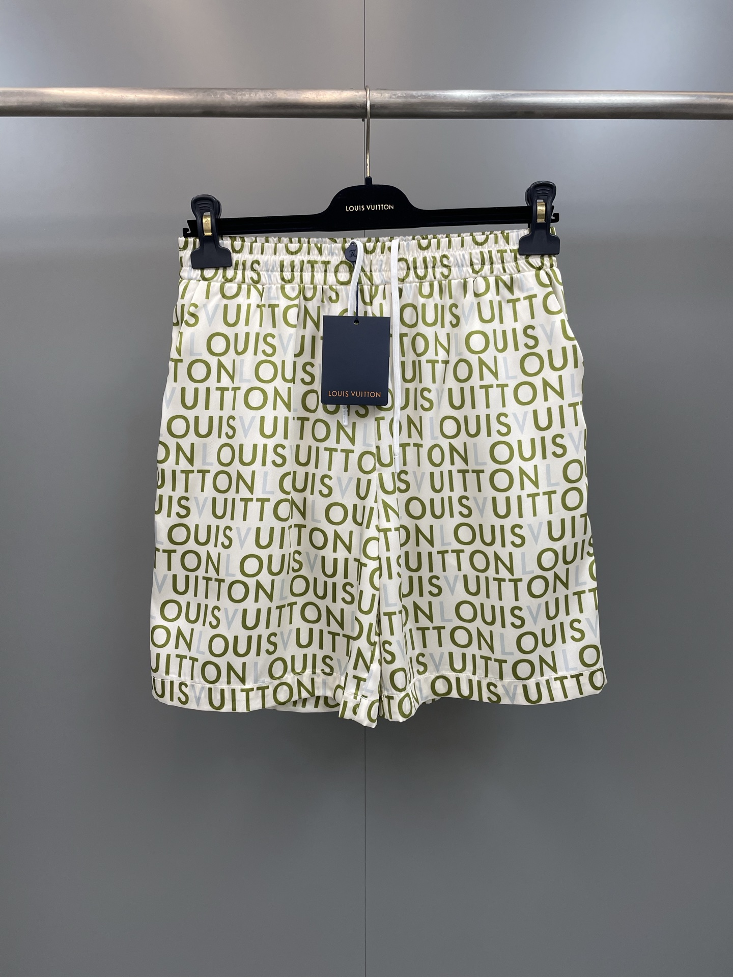 NO:775421,Lvjia’s technical silk drawstring shorts display the LV Maze print on the 2026 spring and summer show. The Indian hand-painted billboards along the season’s fashion journey are used as a source of inspiration to give the Louis Vuitton logo a new style. Pair it with a short-sleeved shirt of the same style to enjoy a leisurely and comfortable leisure time. Standard fit technical silk All-over logo print Adjustable drawstring at the waist Italian pockets Trimmed back pockets, Louis Vuitton - clothing, louis  vuitton,louis vuitton,louis vuitton,louis vuitton,shorts,shirts,T-shirt,19860909驴家本款科技丝抽绳短裤铺陈 2026 春夏秀场的 LV Maze 印花,以当季时尚之旅沿途的印度手绘广告牌作为灵感之源,赋予路易威登标识崭新格调.搭配同款短袖衬衫,畅享从容惬意的休闲时光. 标准版型 科技丝 全幅标识印花 腰部配有可调节抽绳 意式口袋 镶边后袋,路易威登-服装,louis vuitton,louis vuitton,louis vuitton,louis vuitton,shorts,shirts,T-shirt,,Women's clothing