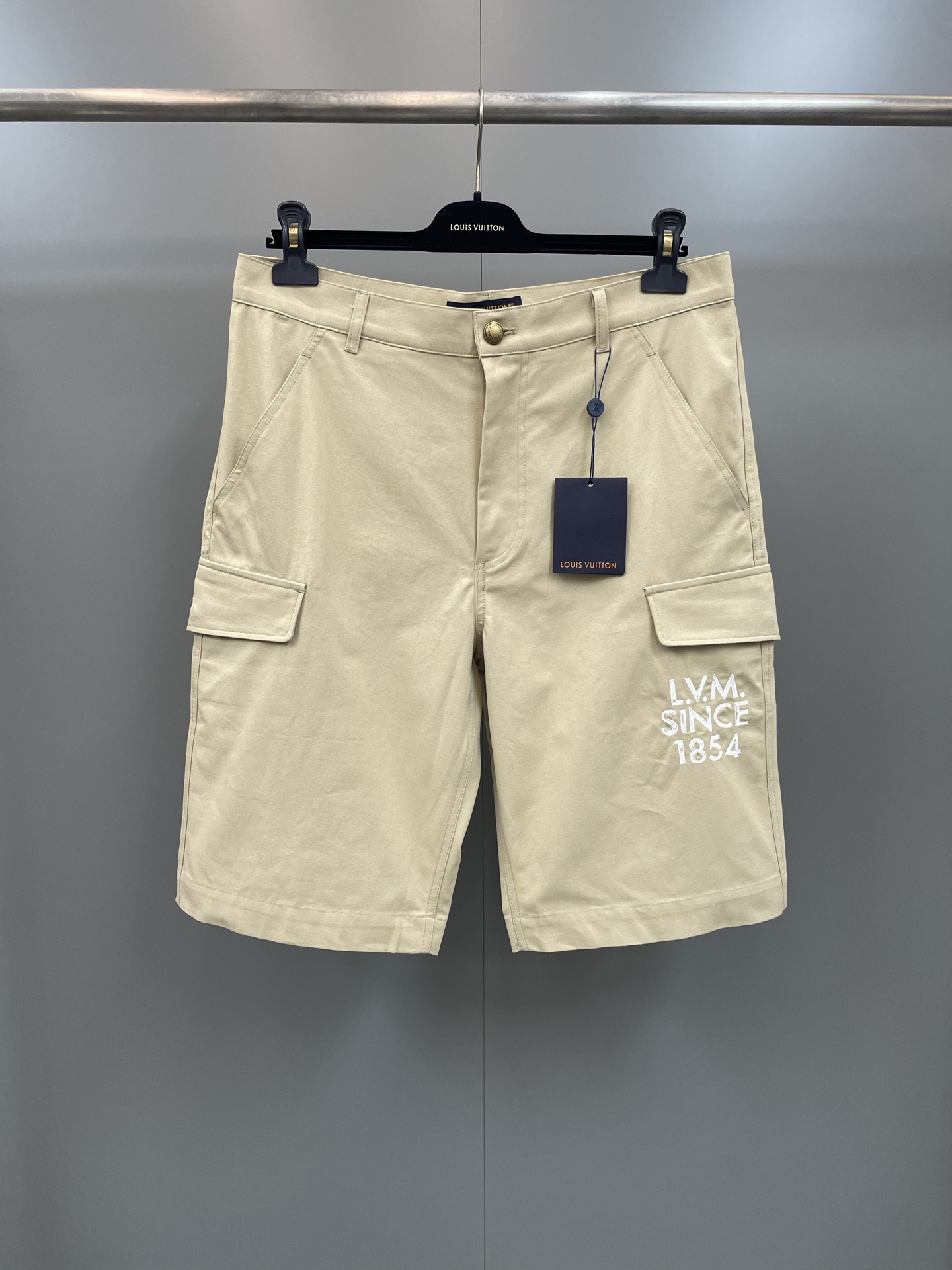 NO:775409,Lujia 26SS new spring and summer cotton casual work shorts are made of classic khaki cotton material, soft and slightly textured, elastic design on the back waist to ensure comfortable wearing, embroidered LV Alphabet logo on the left leg, trimmed side pockets, leg flap pockets, rear welt pockets, Louis Vuitton-clothing, louis vuitton, louis vuitton, louis vuitton, loro piana, louis vuitton, shorts,19860909驴家26SS春夏新款棉质休闲工装短裤 采用经典卡其棉材质,质地柔软略带纹理,后腰弹性设计确保穿着舒适,左裤腿处饰有LV Alphabet 刺绣标识,镶边侧袋,裤腿翻盖口袋,后嵌线袋,路易威登-服装,louis vuitton,louis vuitton,louis vuitton,loro piana,louis vuitton,shorts,,Women's clothing
