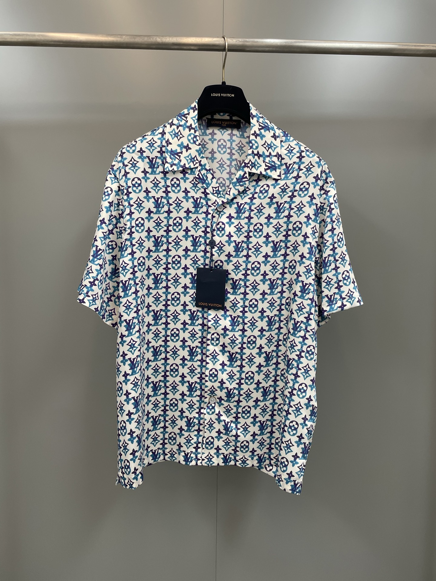 NO:775417,Lujia 26ss new spring and summer short-sleeved shirts are made of elegant mulberry silk in vibrant and rich tones, with pearlescent effect buttons. The full-width Monogram Overlap pattern is inspired by the traditional Indian craftsmanship shown in the 2026 spring and summer show. It can be combined with the same short style to create a modern and gorgeous look., Louis Vuitton-clothing, louis vuitton, louis vuitton, louis vuitton, shirts, T-shirt,19860909驴家26ss春夏新款短袖衬衫为飘逸桑蚕丝渲染活力浓郁色调,搭配珠光效果纽扣.全幅 Monogram Overlap 图案灵感源自 2026 春夏秀场亮相的印度传统工艺.可与同款短款共筑摩登华美造型.,路易威登-服装,louis vuitton,louis vuitton,louis vuitton,shirts,T-shirt,,Women's clothing