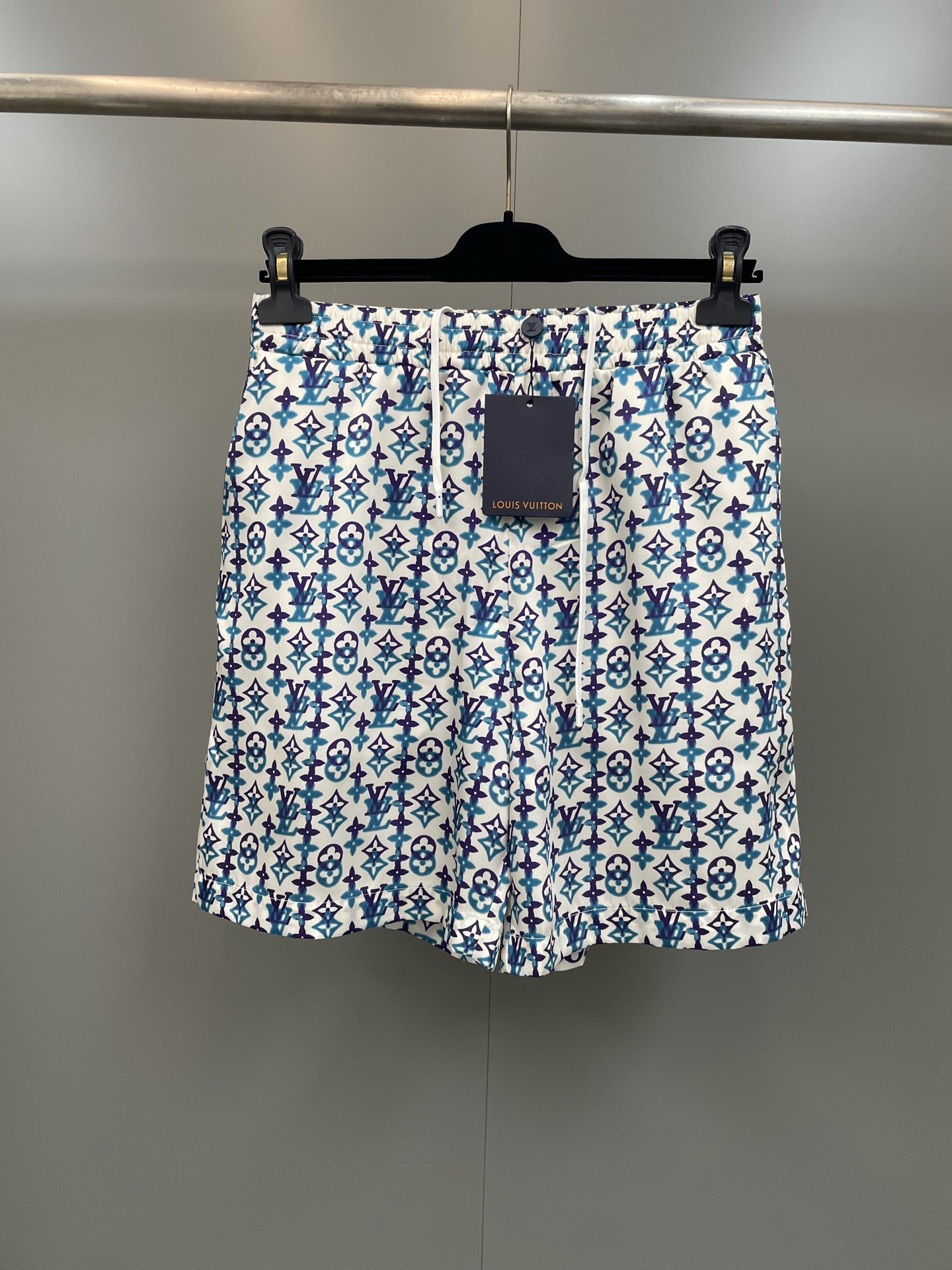 NO:775413,Lujia's new 26ss spring and summer new gorgeous shorts are made of twill mulberry silk, and are embellished with the seasonal Monogram Overlap pattern, which highlights the inspiration of urban landscape and Indian craftsmanship. The bright colors and rich prints release visual tension, and the comfortable drawstring waist highlights the elegant silhouette. It can be used with the same shirt to create a trendy and casual look., Louis Vuitton-clothing, louis vuitton, louis vuitton, louis vuitton, shorts, shirts,19860909驴家26ss春夏新款华美短裤取材斜纹桑蚕丝,当季 Monogram Overlap 图案点缀其上,点明都市景观与印度匠艺的灵感启发.鲜明色调及浓郁印花释放视觉张力,舒适抽绳腰部烘托飘逸廓形.可与同款衬衫共塑潮流休闲造型.,路易威登-服装,louis vuitton,louis vuitton,louis vuitton,shorts,shirts,,Women's clothing