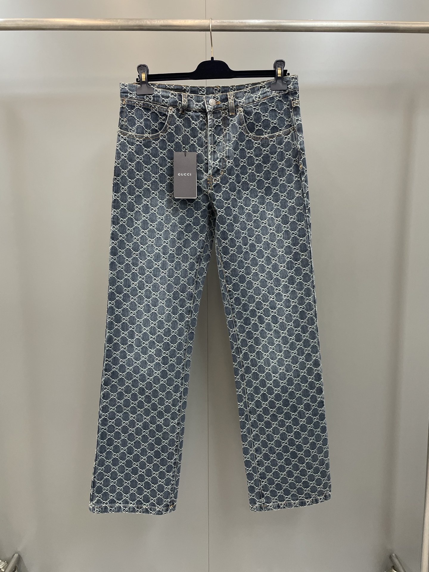NO:775419,G family grandly launches the 2026 spring and summer series. This style is from the La Famiglia series, which reinterprets the brand's classic elements through unique personality and unique aesthetic attitude. These jeans are presented in washed certified GG cotton denim jacquard. Blue washed certified GG cotton denim jacquard Italian creation embossed Gucci leather label Belt loops Five-pocket style Button and zip fly Flare fit, Gucci - Clothing, gucci, gucci, gucci, jeans,19860909G家隆重推出2026春夏系列.这款款式出自La Famiglia系列,通过独特个性和独特美学态度重新诠释品牌经典元素.这款牛仔裤以水洗认证GG棉质牛仔布提花呈现. 蓝色水洗认证GG棉质丹宁提花 意大利创作压印Gucci皮革标签 腰带环 五口袋款式 纽扣和拉链门襟 喇叭版型,古驰-服装,gucci,gucci,gucci,jeans,,Women's clothing
