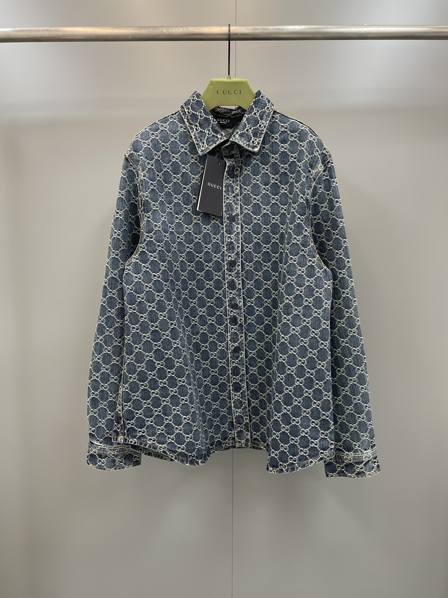 NO:775415,G family grandly launches the 2026 spring and summer series. This style is from the La Famiglia series, which interprets the brand's design elements with distinctive personality and aesthetic attitude. This shirt is presented in washed certified GG cotton denim jacquard fabric. Blue washed certified GG cotton denim jacquard Gucci metal button front snap button, Gucci-clothing, gucci, gucci, gucci, shirts,19860909G家隆重推出2026春夏系列.这款款式出自La Famiglia系列,以鲜明个性与美学态度诠释品牌设计元素.这款衬衫以水洗认证GG棉牛仔提花面料呈现. 蓝色水洗认证GG棉质丹宁提花 Gucci金属纽扣 正面按扣,古驰-服装,gucci,gucci,gucci,shirts,,Women's clothing