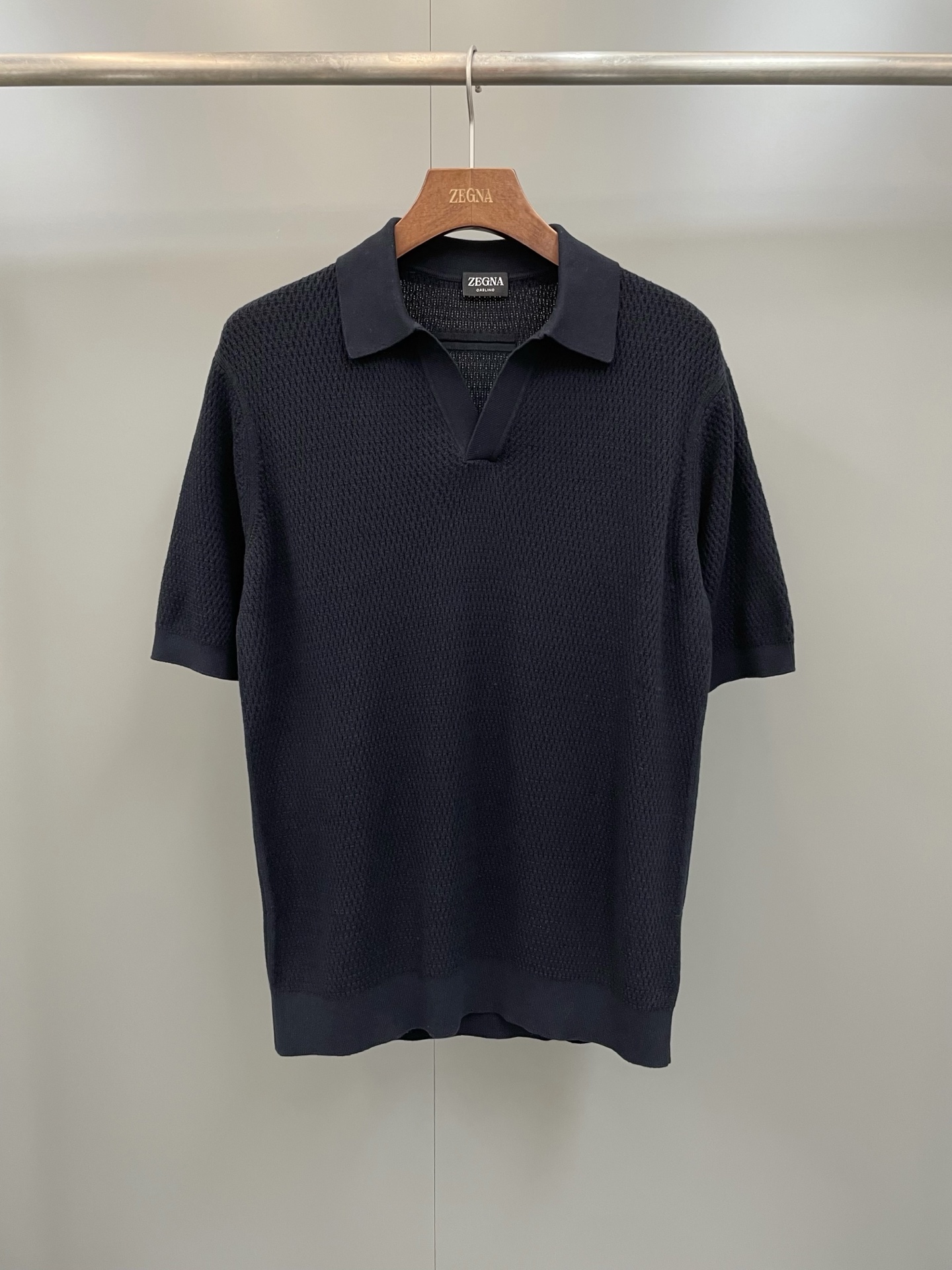 NO:775447,New ZG seasonal new navy blue Premium Cotton cotton Polo shirt. This navy blue Polo shirt is made of Ermenegildo Zegna's proprietary Premium cotton fabric. It is elegant, timeless and durable, highlighting the charm of sophisticated casual wear. Polo  The open collar adds a casual touch to the classic short-sleeved silhouette. The Premium cotton yarn used in this garment is made from only long cotton fibers, which combines strength, softness and durability to give a luxurious texture to everyday looks. 14 gauge Polo open collar, short sleeves, ribbed hem and cuffs. Fabric cotton, men's and women's clothing, miumiu, zegna, T-shirt,19860909新品ZG当季新款海军蓝Premium Cotton 棉质 Polo 衫,此款海军蓝 Polo衫采用杰尼亚专有的Premium棉质面料制成,优雅隽永,经久耐穿,彰显考究休闲服饰魅力,Polo 式开领为经典短袖廓形增添闲适气息,这款服装所用的Premium棉质纱线仅甄选长棉纤维精制而成,兼具强韧度、柔软性和耐用性,能够为日常造型赋予奢华质感,14 gauge Polo 式开领,短袖,罗纹下摆和袖口.面料棉,男装女装,miumiu,zegna,T-shirt,,Women's clothing