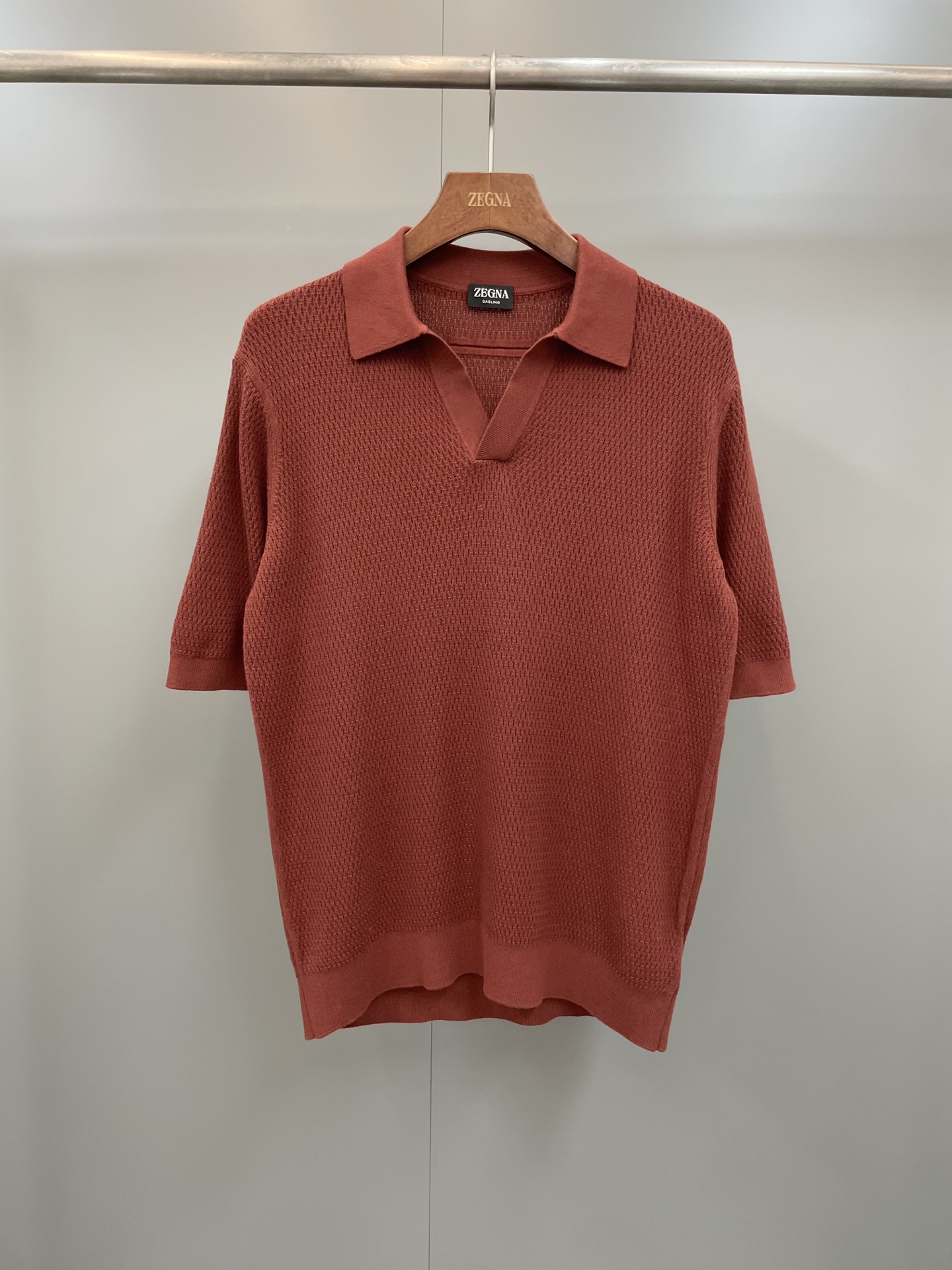 NO:775445,New ZG seasonal new tile red Premium Cotton cotton Polo shirt. This tile red Polo shirt is made of Ermenegildo Zegna's proprietary Premium cotton fabric. It is elegant, timeless and durable, highlighting the charm of sophisticated casual wear. Polo  The open collar adds a casual touch to the classic short-sleeved silhouette. The Premium cotton yarn used in this garment is made from only long cotton fibers, which combines strength, softness and durability to give a luxurious texture to everyday looks. 14 gauge Polo open collar, short sleeves, ribbed hem and cuffs. Fabric cotton, SIZE: 48 50 52 54, Men's and Women's wear, miumiu, zegna, T-shirt,19860909新品ZG当季新款瓦片红色Premium Cotton 棉质 Polo 衫,此款瓦片红色 Polo衫采用杰尼亚专有的Premium棉质面料制成,优雅隽永,经久耐穿,彰显考究休闲服饰魅力,Polo 式开领为经典短袖廓形增添闲适气息,这款服装所用的Premium棉质纱线仅甄选长棉纤维精制而成,兼具强韧度、柔软性和耐用性,能够为日常造型赋予奢华质感,14 gauge Polo 式开领,短袖,罗纹下摆和袖口.面料棉,SIZE:48 50 52 54,男装女装,miumiu,zegna,T-shirt,,Women's clothing