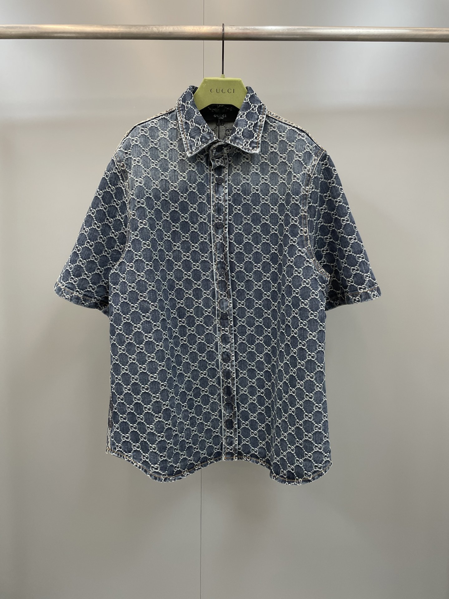 NO:775400,G's 26ss spring and summer new GG cotton denim jacquard shirt grandly launches the 2026 spring and summer series. This style is from the La Famiglia series, interpreting the brand's design elements with distinctive personality and aesthetic attitude. This shirt is presented in washed certified GG cotton denim jacquard fabric, Gucci - Clothing, gucci, gucci, shirts,19860909G家26ss春夏新款GG棉质牛仔提花衬衫 隆重推出2026春夏系列.这款款式出自La Famiglia系列,以鲜明个性与美学态度诠释品牌设计元素.这款衬衫以水洗认证GG棉牛仔提花面料呈现,古驰-服装,gucci,gucci,shirts,,Women's clothing