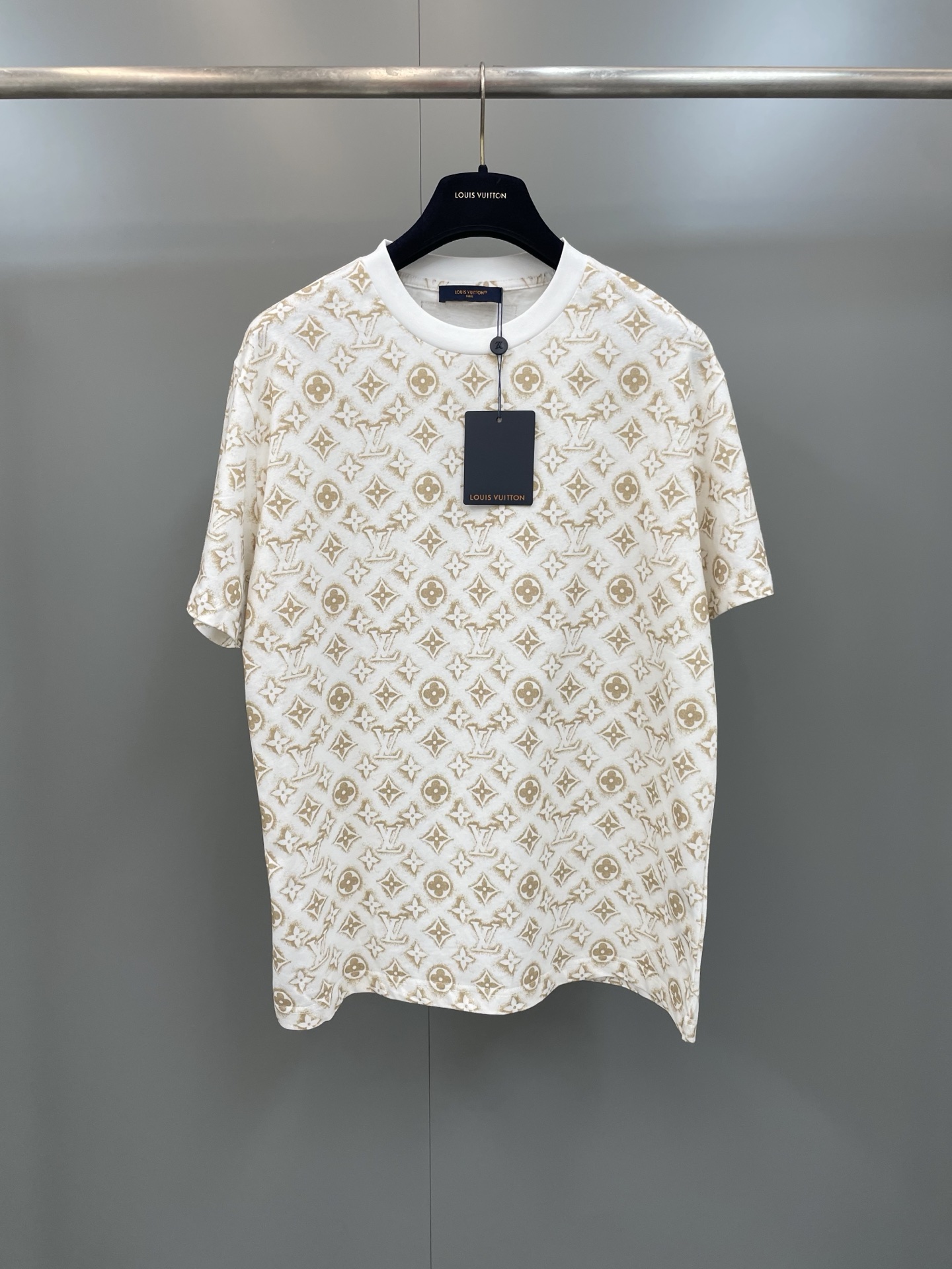 NO:775434,Lujia's all-over printed presbyopia T-shirt is made of custom-woven and dyed 24Sg special woven dense cotton fabric. The whole-body presbyopia pattern elements are scanned and restored, adding a higher level of difficulty to the fabric production. It uses digital direct injection machinery imported from Germany.  Equipment, the entire piece is fully printed and then subjected to a penetration process. The digital printing effect is integrated with the fabric. The brand knitted logo is embellished on the back. The high-elastic thread on the neckline is not easy to deform. It is a very easy-to-match short-sleeve, perfect for wearing inside or outside., Louis Vuitton-clothing, louis  vuitton,louis vuitton,louis vuitton,T-shirt,tees,t-shirt,19860909驴家满印老花T恤,面料采用定织定染24Sg特纺密棉面料材质.通体老花图案元素全幅图案设计扫描还原,在面料制作基础上添加了更高的难度水平.采用德国原装进口数码直喷机械设备,全件满印印后再做渗透工艺,数码印效果与面料融合.背向点缀品牌针织标识,领口高弹螺纹不易变形,非常好搭配的一款短袖,内搭外穿完美驾驭.,路易威登-服装,louis vuitton,louis vuitton,louis vuitton,T-shirt,tees，t-shirt,,Women's clothing