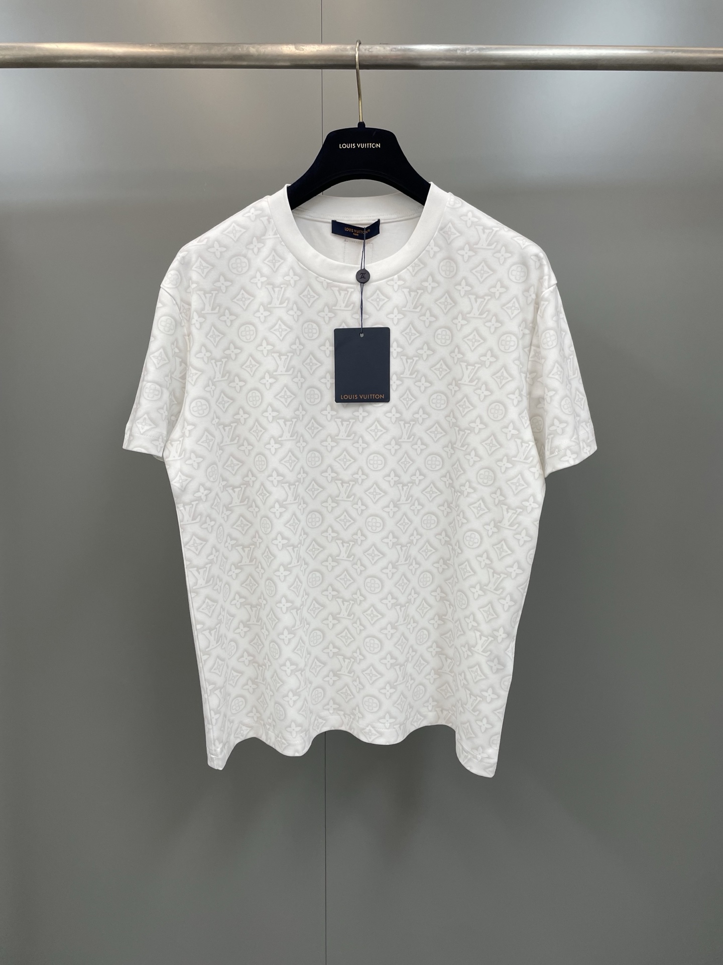 NO:775432,donkeyjia26ss  Fully printed presbyopia T-shirt, the fabric is made of custom-woven and dyed 24Sg special woven dense cotton fabric. The whole-body presbyopia pattern elements are scanned and restored, adding a higher level of difficulty to the fabric production. It adopts digital direct-injection machinery imported from Germany.  Preparation, the whole piece is fully printed and then subjected to the penetration process, the digital printing effect is integrated with the fabric. The back is embellished with the brand's knitted logo, and the collar's high-elastic thread is not easy to deform. It is a very easy-to-match short-sleeved shirt, perfect for wearing inside or outside., Louis Vuitton-Clothing, louis  vuitton,louis vuitton,louis vuitton,T-shirt,tees,t-shirt,19860909驴家26ss 满印老花T恤,面料采用定织定染24Sg特纺密棉面料材质.通体老花图案元素全幅图案设计扫描还原,在面料制作基础上添加了更高的难度水平.采用德国原装进口数码直喷机械设备,全件满印印后再做渗透工艺,数码印效果与面料融合.背向点缀品牌针织标识,领口高弹螺纹不易变形,非常好搭配的一款短袖,内搭外穿完美驾驭.,路易威登-服装,louis vuitton,louis vuitton,louis vuitton,T-shirt,tees，t-shirt,,Women's clothing