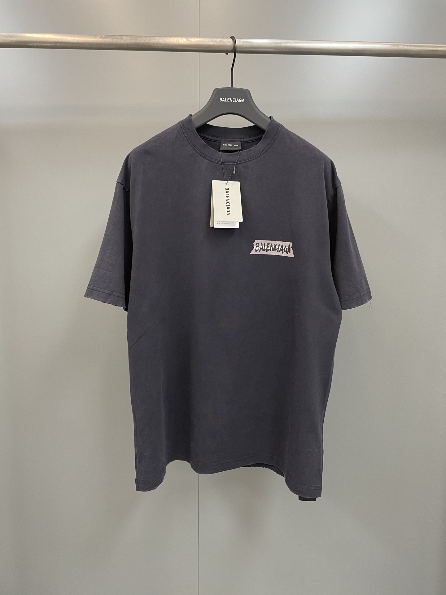 NO:775416,Balenciaga Masking Tape faded black jersey medium fit T-shirt Jersey fabric Round neck Short sleeves Masking tape artwork on front and back High version, Balenciaga-clothing, balenciaga, balenciaga, T-shirt, tees, t-shirt,19860909巴黎家Masking Tape褪色黑色平纹针织中号版型T恤 平纹针织面料 圆领 短袖 正面和背面饰以masking tape艺术作品 高版本,巴黎世家-服装,balenciaga,balenciaga,T-shirt,tees，t-shirt,,Women's clothing
