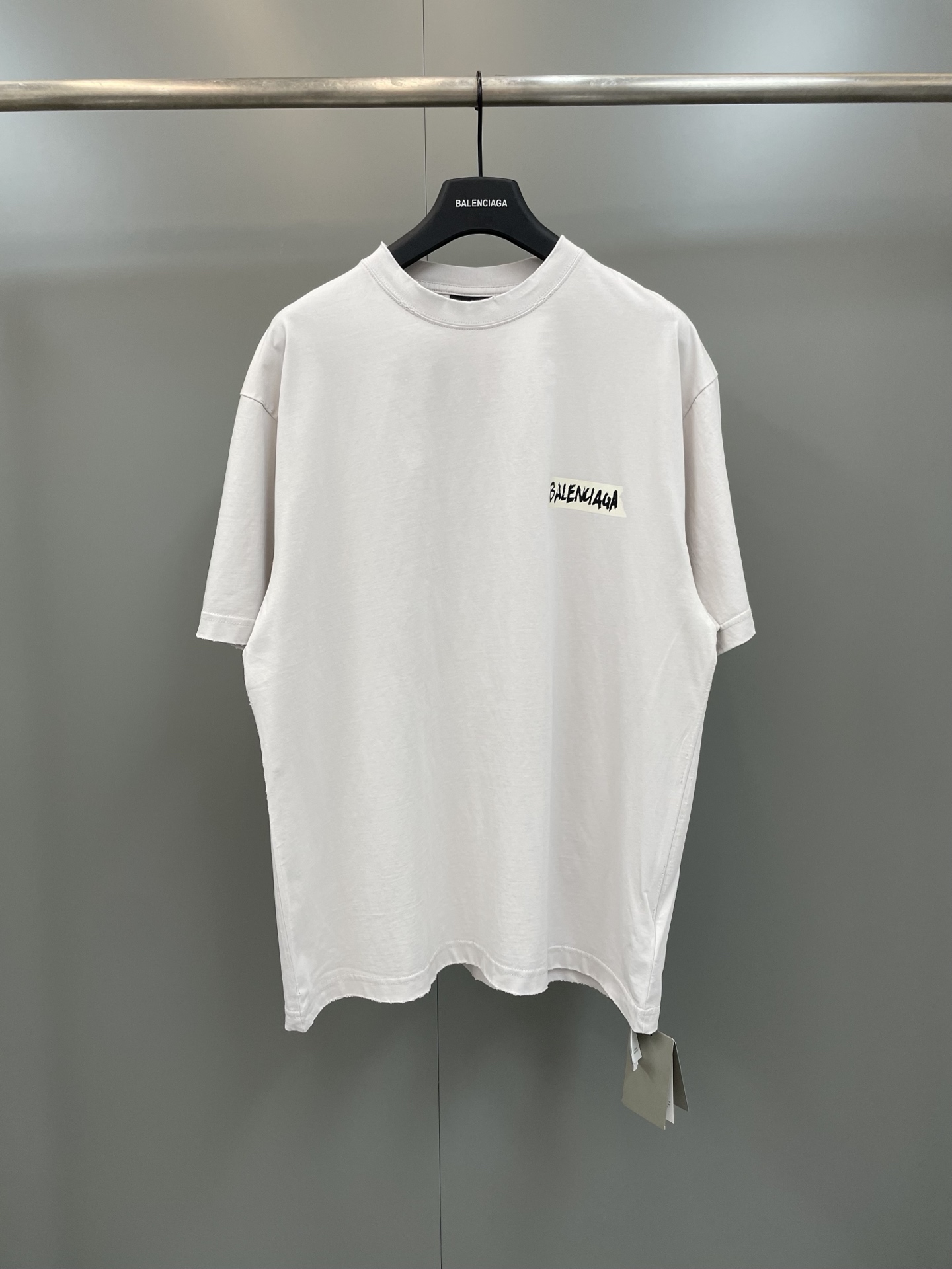 NO:775412,High version Balenciaga Masking Tape faded black jersey medium fit T-shirt jersey fabric round neck short sleeves front and back decorated with masking tape artwork, Balenciaga - Clothing, balenciaga, balenciaga, T-shirt, tees, t-shirt,19860909高版本巴黎家Masking Tape褪色黑色平纹针织中号版型T恤 平纹针织面料 圆领 短袖 正面和背面饰以masking tape艺术作品,巴黎世家-服装,balenciaga,balenciaga,T-shirt,tees，t-shirt,,Women's clothing