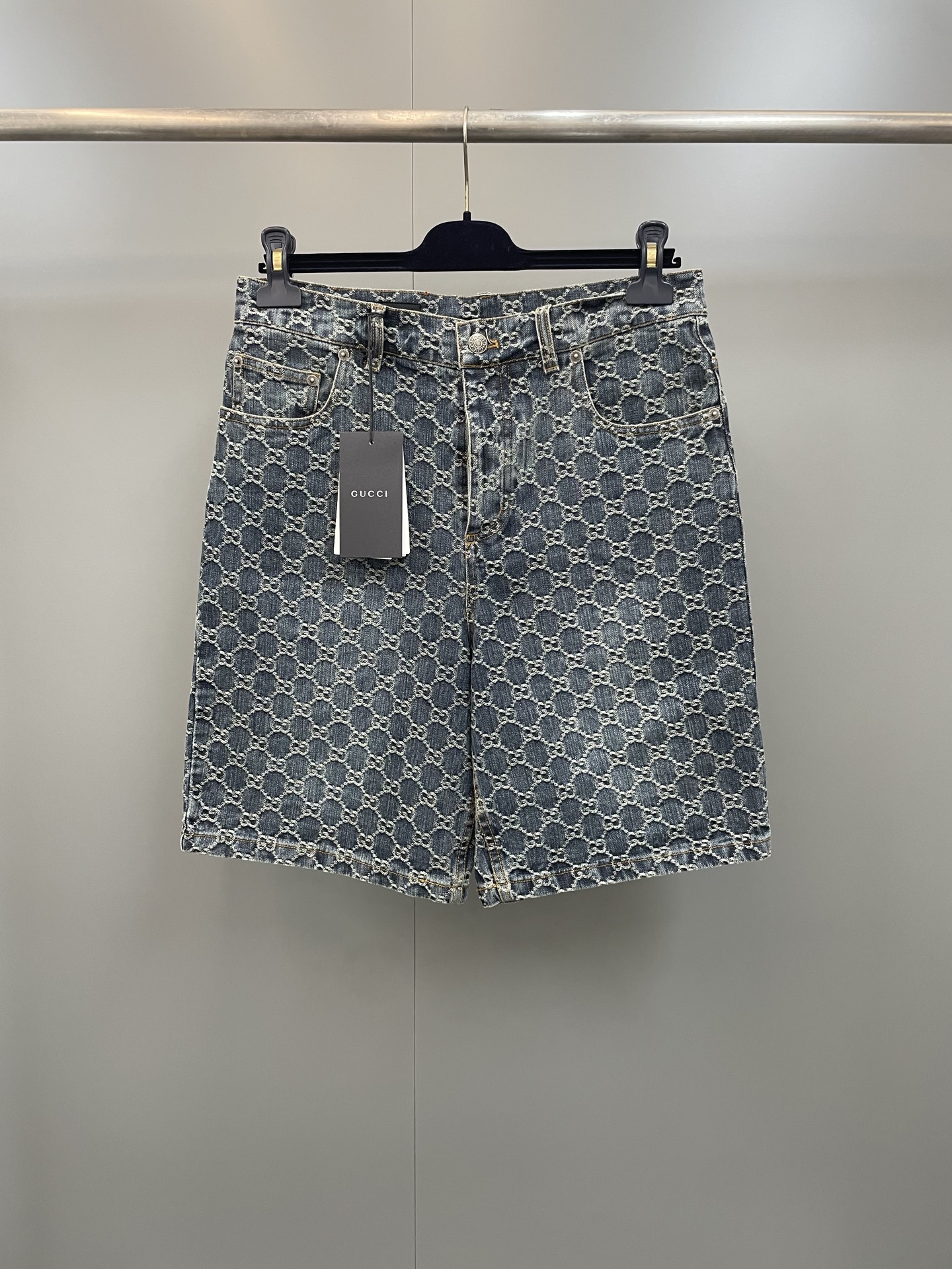 NO:775403,G's 26ss spring and summer new GG cotton denim jacquard trousers are grandly launched for the 2026 spring and summer series. This style is from the La Famiglia series, interpreting the brand's design elements with distinctive personality and aesthetic attitude. This shirt is presented in washed certified GG cotton denim jacquard fabric, Gucci - Clothing, gucci, gucci, shirts,19860909G家26ss春夏新款GG棉质牛仔提花长裤 隆重推出2026春夏系列.这款款式出自La Famiglia系列,以鲜明个性与美学态度诠释品牌设计元素.这款衬衫以水洗认证GG棉牛仔提花面料呈现,古驰-服装,gucci,gucci,shirts,,Women's clothing