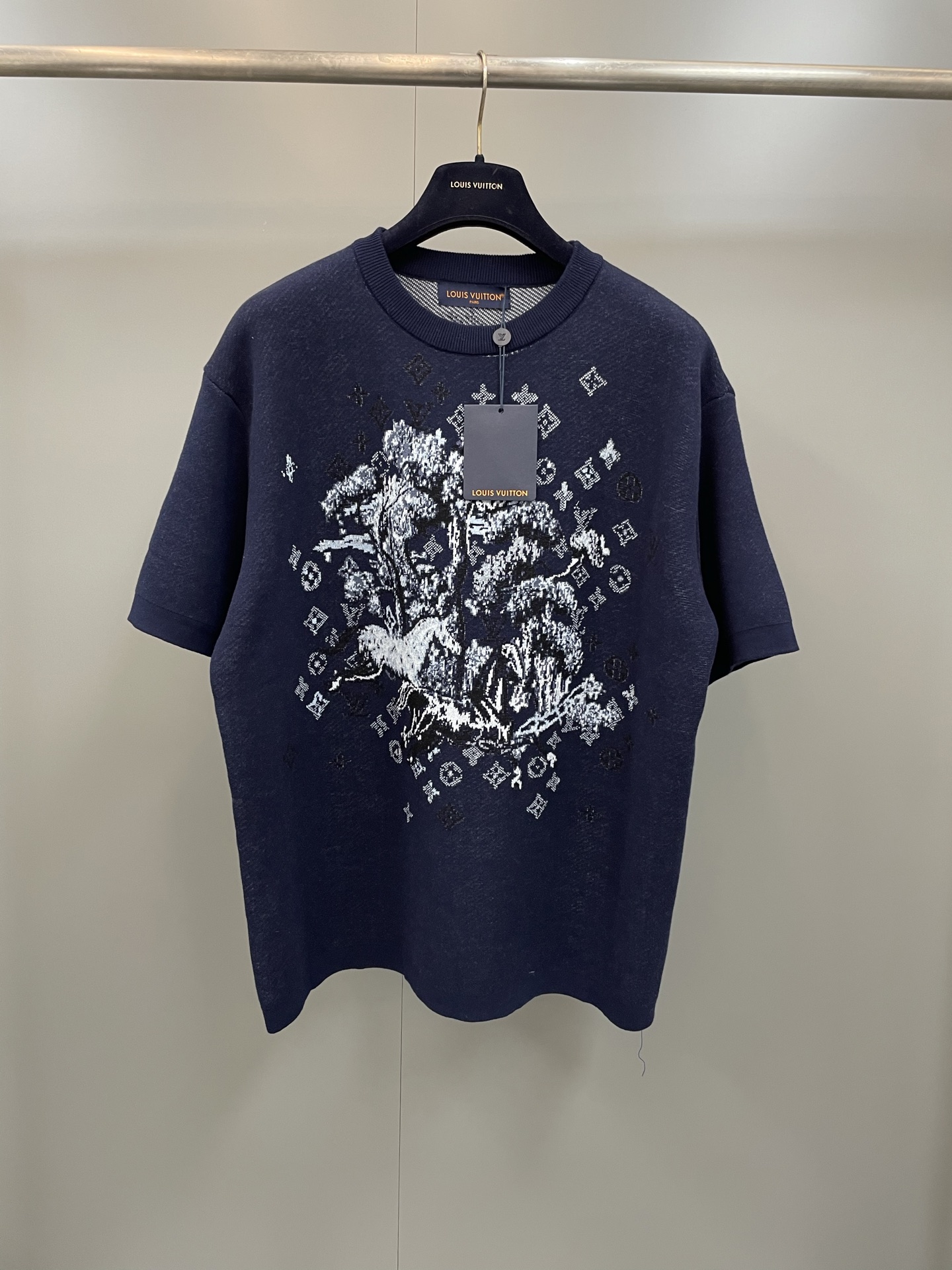 NO:775437,Lujia’s 26 new short-sleeved crew neck shirt is made from a blend of luxurious cotton and mulberry silk, and uses tapestry-like jacquard to depict the interesting Monogram Horses pattern, in which horses gallop among the trees, and the gradient Monogram pattern lays out the background. The Marque L.Vuitton Déposée intarsia logo on the back highlights the brand’s meaning. The fabric is a bit transparent, so please don’t buy it!  ,Louis Vuitton-clothing,louis vuitton,louis vuitton,louis vuitton,T-shirt,19860909驴家26新款短袖圆领衫取材华美棉料与桑蚕丝混纺,以挂毯质感提花描绘妙趣 Monogram Horses 图案,其中骏马于树木间奔腾,渐变 Monogram 图案铺陈背景.后部 Marque L.Vuitton Déposée 嵌花标识彰显品牌意蕴. 面料原因有点透白 介意不要购买！,路易威登-服装,louis vuitton,louis vuitton,louis vuitton,T-shirt,,Women's clothing