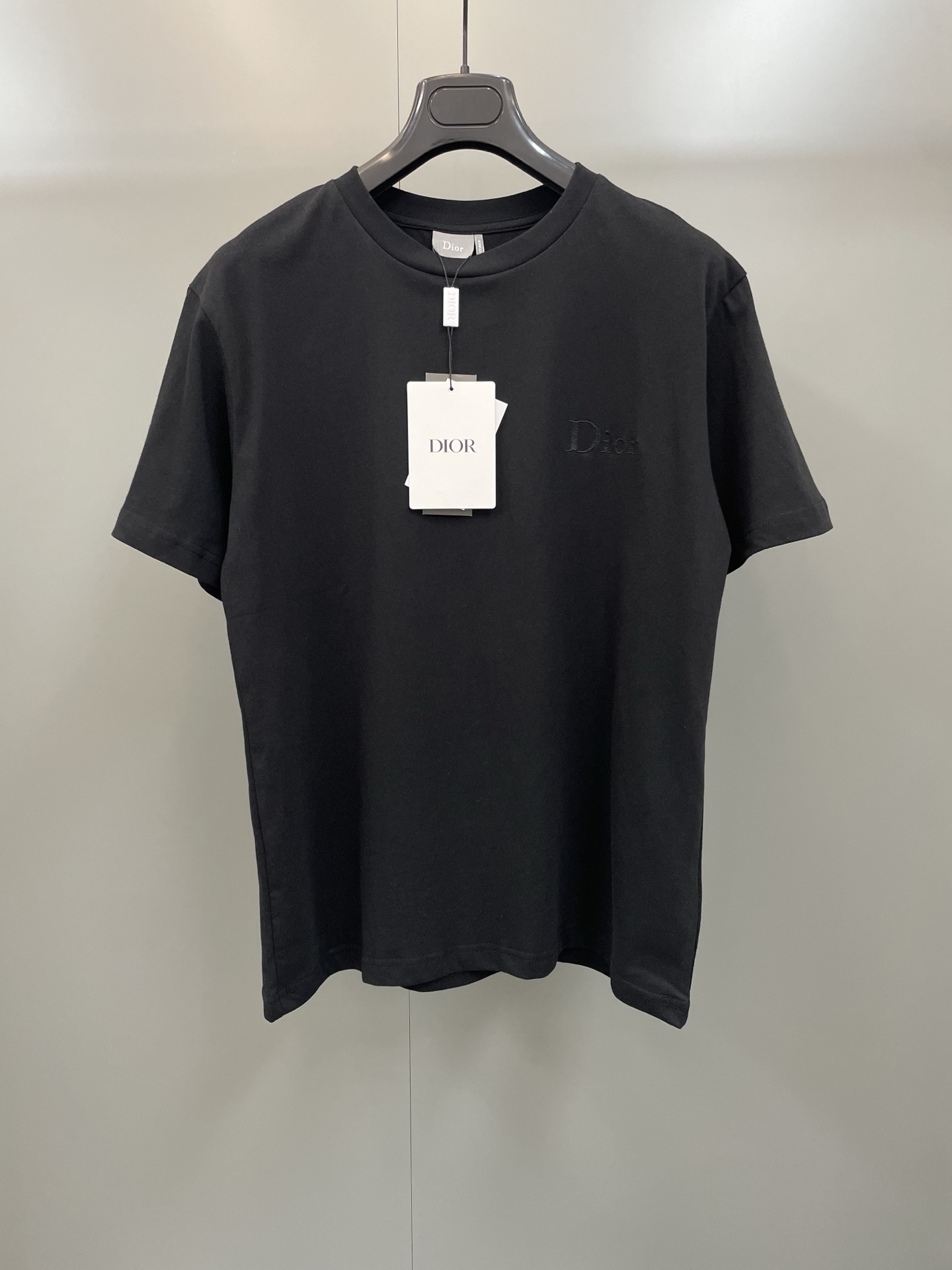 NO:775450,CD26ss letter embroidered short-sleeved fabric 26S special woven cotton/185g rib 40S double yarn rib  /g Dior logo, imported embroidery, carefully made of solid-color cotton jersey fabric, loose cut with ribbed round neck, can be easily matched with all kinds of jeans to create a casual look. Cotton slub jersey fabric is mainly made of pure cotton yarn. Pure cotton yarn has the advantages of good moisture absorption, good breathability, and good warmth retention.  , the yarn is thinner and has a higher twist, which can improve the quality and comfort of the fabric. Nylon water slurry printing is a method of printing on nylon fabrics. It usually uses water slurry as the printing material. During the printing process, the printing speed and pressure need to be controlled to ensure the clarity and color brightness of the printing.  Size s-XL, Dior-clothing, dior, jeans, T-shirt,19860909CD26ss 字母刺绣短袖 面料26S特纺棉 /185g 罗纹40S双纱罗纹 /g迪奥标志,进口刺绣,采用纯色棉质平纹针织面料精心制作,宽松剪裁搭配罗纹圆领,可与各式牛仔裤轻松搭配,打造休闲造型.棉质竹节平纹针织面料主要由纯棉纱线制成.纯棉纱线具有吸湿性好、透气性好、保暖性好等优点,纱线较细,具有较高的捻度,能够提高面料的品质和舒适度.尼龙水浆印花是一种在尼龙面料上进行印花的方法,它通常使用水浆作为印花材料.在印花过程中,需要控制好印花的速度和压力,以确保印花的清晰度和颜色鲜艳度. 尺码s-XL,迪奥-服装,dior,jeans,T-shirt,,Women's clothing