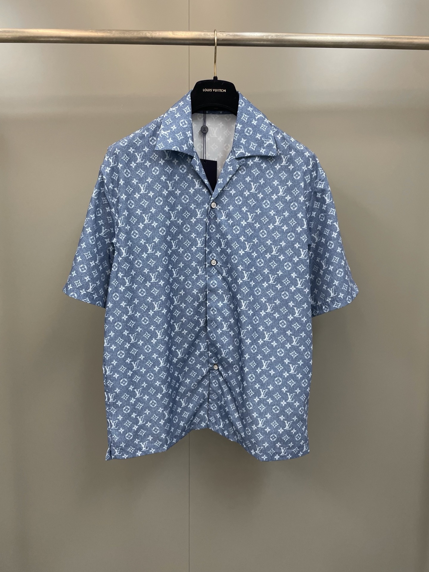 NO:818358,Lujia's new spring and summer new casual shirt with lapel print, full-frame modern denim effect Monogram pattern, simple design style, pearlescent button placket, classic tailoring!  ,Louis Vuitton-clothing,louis vuitton,louis vuitton,louis vuitton,19860909驴家春夏新款翻领印花休闲衬衣 全幅摩登丹宁效果Monogram图案,简单设计款式,珠光纽扣开合门襟 经典版型剪裁！,路易威登-服装,louis vuitton,louis vuitton,louis vuitton,,Women's clothing
