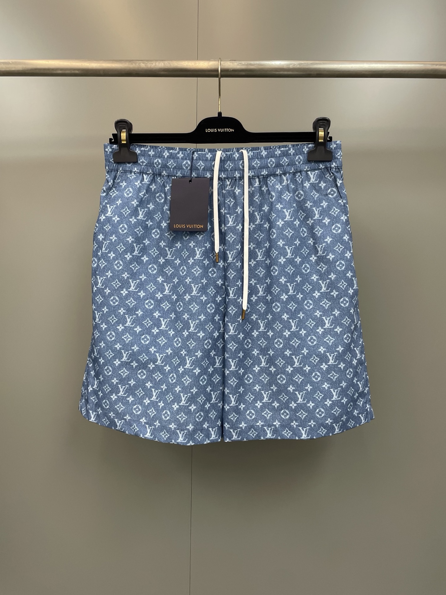 NO:818365,Lujia’s 25 new jeans use creative details to create an eye-catching silhouette, with the Monogram decoration on the knees showing a tearing effect. The deep colors add a leisurely feel!  ,Louis Vuitton-clothing,louis vuitton,louis vuitton,louis vuitton,jeans,19860909驴家 25新款牛仔裤 以创意细节塑就瞩目廓形,令膝部 Monogram 装饰呈现撕裂效果.深邃色调再添悠闲意味！,路易威登-服装,louis vuitton,louis vuitton,louis vuitton,jeans,,Women's clothing