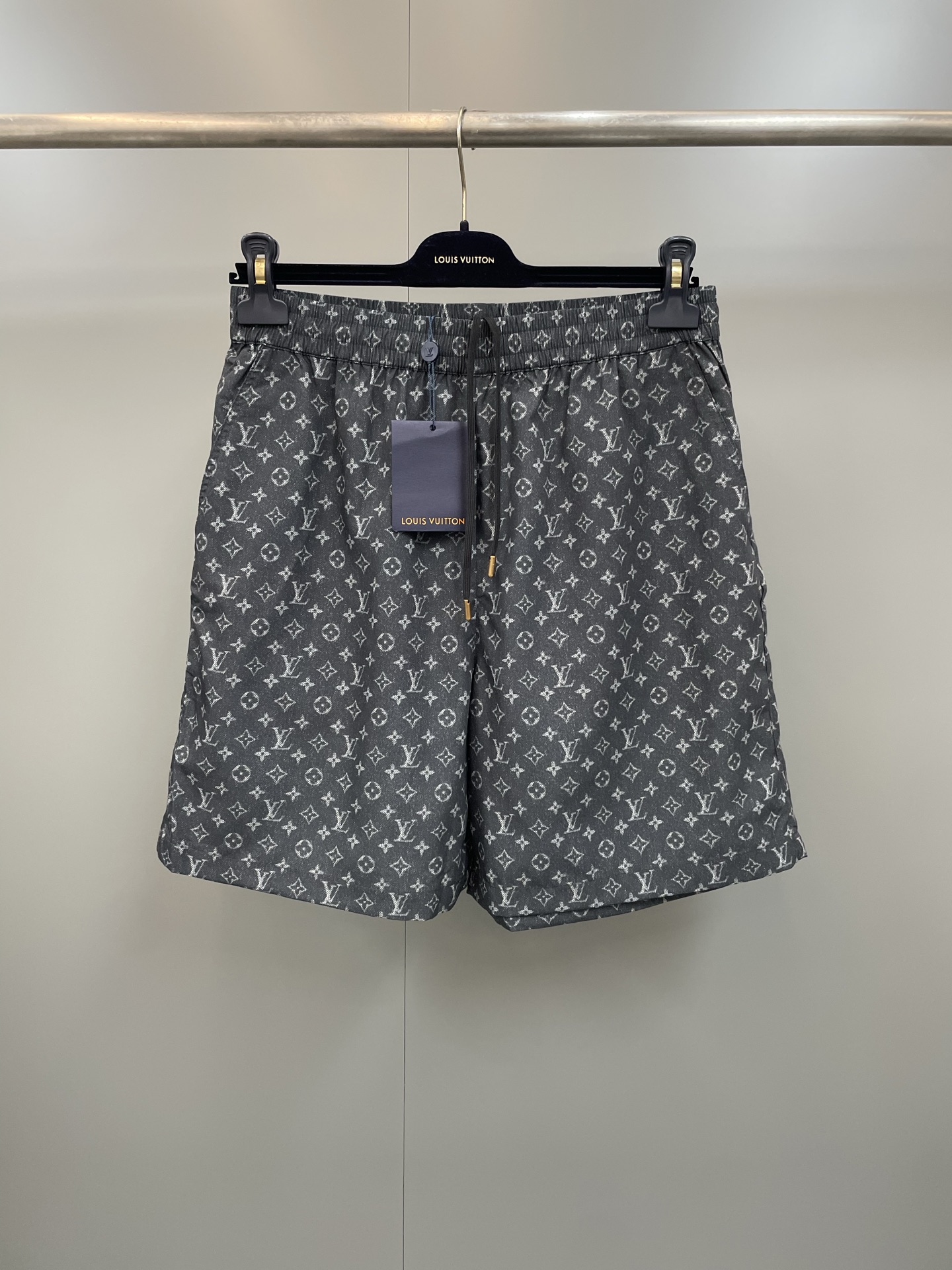 NO:818351,Lujia 25 new jeans use creative details to create an eye-catching silhouette, giving the Monogram decoration on the knees a tearing effect. The deep tones add a leisurely feel, Louis Vuitton-clothing, louis vuitton, louis vuitton, louis vuitton, jeans,19860909驴家25新款牛仔裤 以创意细节塑就瞩目廓形,令膝部 Monogram 装饰呈现撕裂效果.深邃色调再添悠闲意味,路易威登-服装,louis vuitton,louis vuitton,louis vuitton,jeans,,Women's clothing