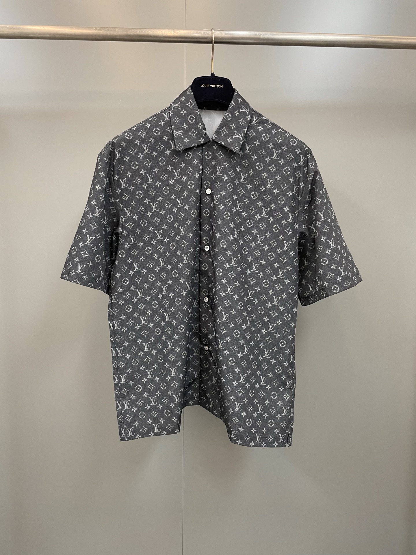 NO:818348,Lujia's new spring and summer new lapel printed casual shirt, full-frame modern denim effect Monogram pattern, simple design style, pearlescent button placket!  Classic silhouette tailoring,Louis Vuitton-clothing,louis vuitton,louis vuitton,louis vuitton,19860909驴家春夏新款翻领印花休闲衬衣 全幅摩登丹宁效果Monogram图案,简单设计款式,珠光纽扣开合门襟！ 经典版型剪裁,路易威登-服装,louis vuitton,louis vuitton,louis vuitton,,Women's clothing