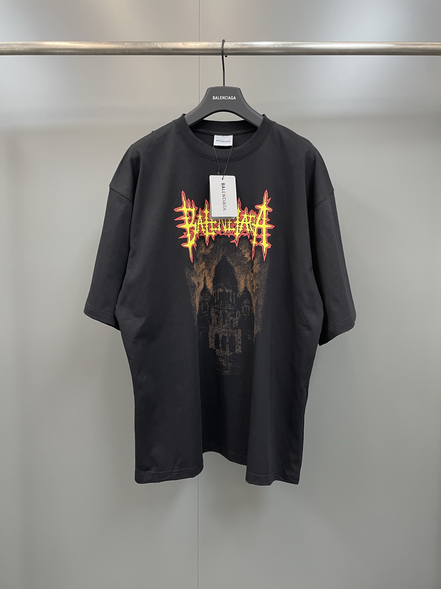 NO:775428,Balenciaga 26SS short-sleeved T-shirt. Jersey fabric. Round neck. Short sleeves. Decorated with Balenciaga sacré cur print on the front. Please refer to the product label for the country of origin. Pictures are for reference only. Please refer to the actual product for details. Silhouette version, Balenciaga-clothing, balenciaga, balenciaga, balenciaga, T-shirt, tees, t-shirt,19860909巴黎家26SS短袖T恤 平纹针织面料 圆领 短袖 正面饰以Balenciaga sacré cur印花 产地见产品标签 图片仅供参考,具体请以实物为准 廓形版型,巴黎世家-服装,balenciaga,balenciaga,balenciaga,T-shirt,tees，t-shirt,,Women's clothing