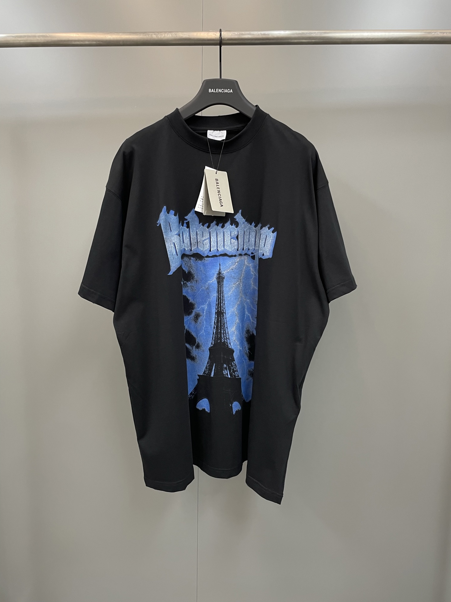 NO:775424,Paris 26SS short-sleeved T-shirt Paris Thunderstorm black jersey silhouette T-shirt, jersey fabric, round neck, short sleeves, decorated with Paris thunderstorm print on the front, Balenciaga-clothing, balenciaga, balenciaga, T-shirt, tees, t-shirt,19860909巴黎家26SS短袖T恤 Paris Thunderstorm黑色平纹针织廓形T恤 平纹针织面料 圆领 短袖 正面饰以Paris thunderstorm印花,巴黎世家-服装,balenciaga,balenciaga,T-shirt,tees，t-shirt,,Women's clothing