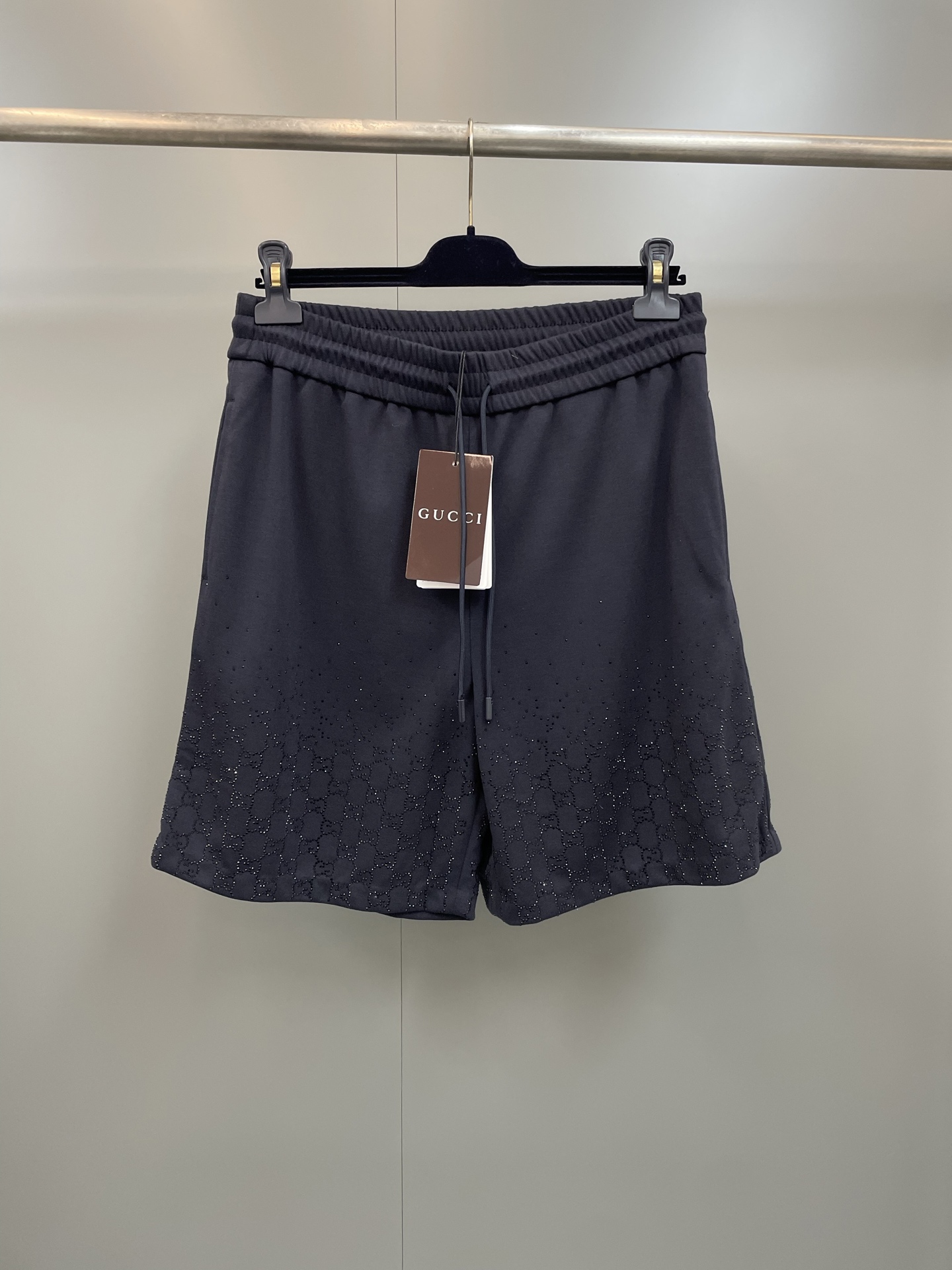 NO:775411,G's new hot diamond shorts. Jersey fabric. Round neck. Short sleeves. Decorated with Balenciaga sacré cur print on the front. Please refer to the product label for the country of origin. Pictures are for reference only. Please refer to the actual product for details. Silhouette version, Gucci-clothing, balenciaga, gucci, gucci, shorts, T-shirt,19860909G家新款烫钻短裤  平纹针织面料 圆领 短袖 正面饰以Balenciaga sacré cur印花 产地见产品标签 图片仅供参考,具体请以实物为准 廓形版型,古驰-服装,balenciaga,gucci,gucci,shorts,T-shirt,,Women's clothing