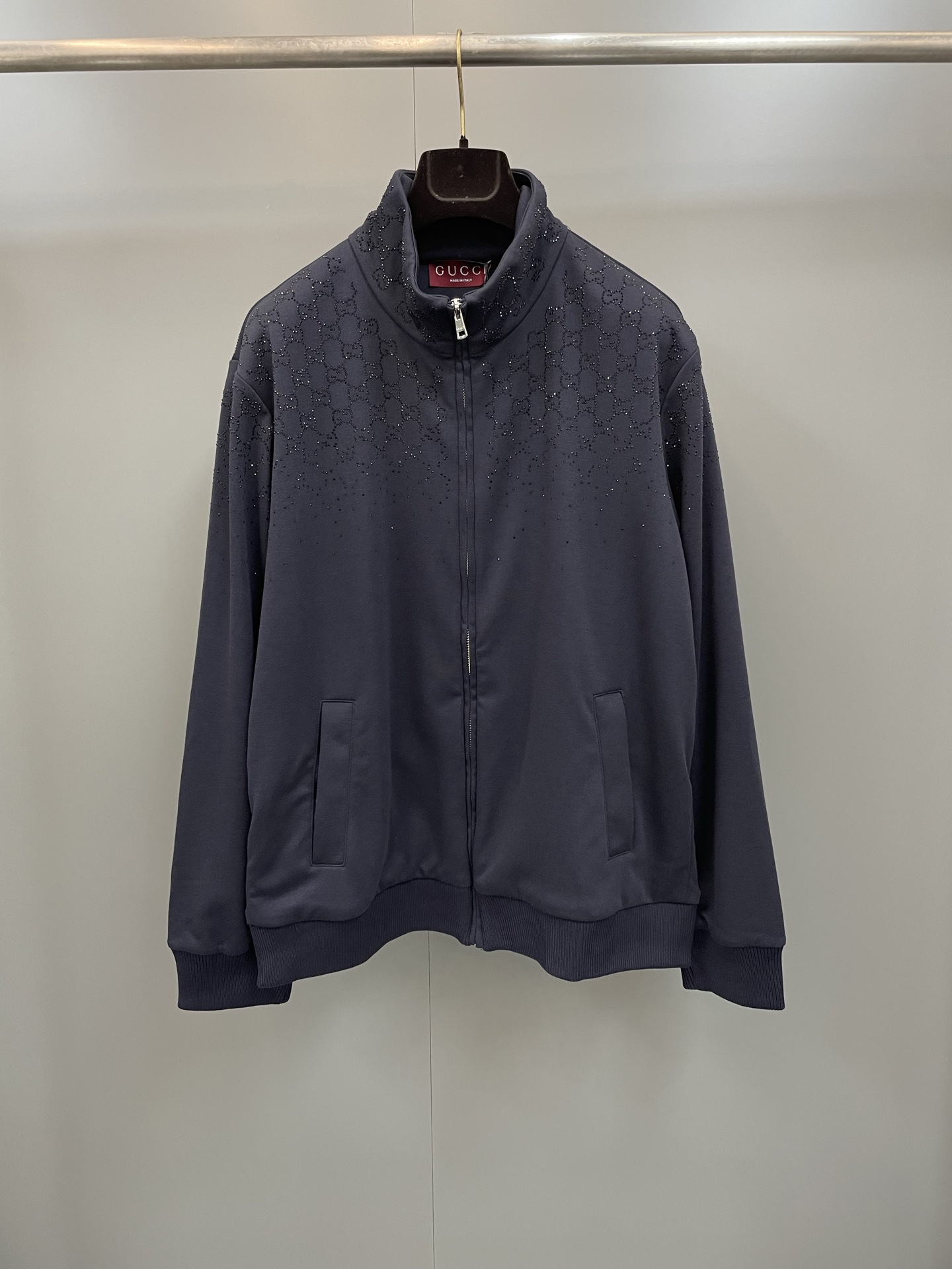 NO:775407,GG's hot diamond jacket, a variety of brand's iconic materials such as GG canvas, jersey fabric, knitted cotton and pique cotton, is crafted with gradient effect crystal embroidery to create a bright contrast effect. These jersey shorts are carefully embellished with gradient GG crystals. Dark blue jersey fabric, gradient GG crystals, elastic waistband with drawstring  Gradient crystal embroidery creates a dazzling contrast with the textures of the brand's signature fabrics such as GG canvas, jersey, jersey and piqué. Crafted from dark blue jersey, this zip-up jacket is embellished with gradient GG crystals for a sophisticated look. Dark blue jersey with gradient GG crystals Stand collar Front pockets Long sleeves  Zipper front,Gucci-clothing,gucci,gucci,shorts,jackets & coats,jackets & coats,19860909GG家烫钻外套 GG帆布、平纹针织面料、针织棉和珠地棉等多种品牌标志性材质匠心融入渐变效果仿水晶刺绣,打造亮眼对比效果.这款平纹针织短裤精心缀饰渐变GG仿水晶. 深蓝色平纹针织面料 渐变GG仿水晶 松紧腰头,带抽绳 渐变效果仿水晶刺绣与品牌标志性面料（如GG帆布、平纹针织面料、针织棉和珠地棉）的纹理交相辉映,呈现出璀璨夺目的对比效果.这款拉链夹克采用深蓝色平纹针织面料匠心打造,饰以渐变GG仿水晶,一展精致魅力. 深蓝色平纹针织面料 渐变GG仿水晶 立领 前袋 长袖 拉链前襟,古驰-服装,gucci,gucci,shorts,jackets & coats,jackets & coats,,Women's clothing