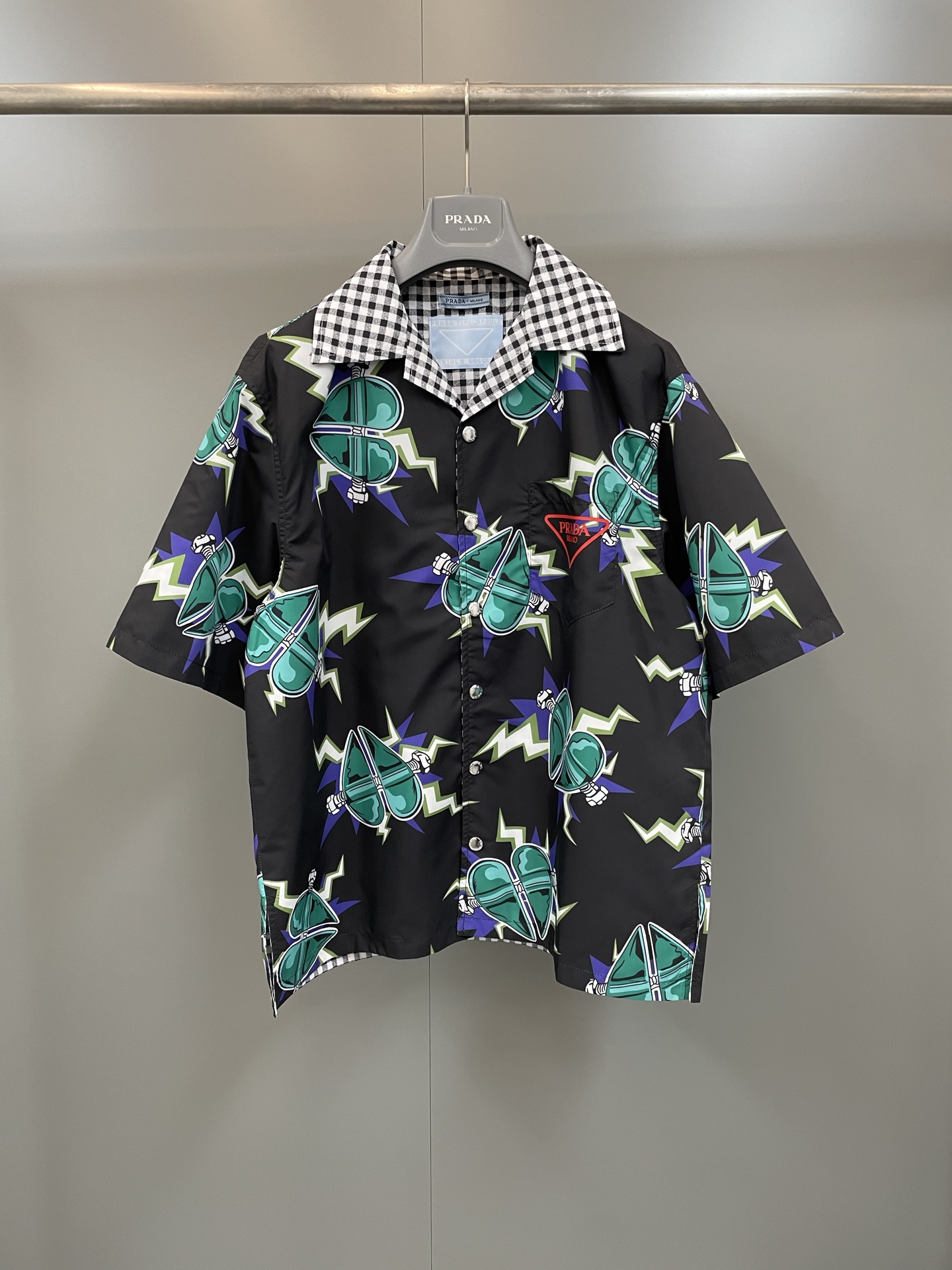 NO:775024,Prad* Timecapsule heart-shaped and plaid print reversible cotton shirt. In the 72nd issue of Timecapsule, the limited-edition shirt continues to explore the duality between contrasting symbols and patterns, launching a new reversible design. Multiple meanings are revealed through the strong lines of these two archival prints, blending light and shadow, depth and lightness. This limited series is only available online for 24 hours, including the Timecapsule shirt and its NFT digital version, making you a member of Pra's Crypted NFT community.  Heart and plaid print Oversize styling Bowling lapels Front patch pockets Straight hem Snap button closure Front Pra logo plaque Fabric cotton,SIZE: S M L XL,Prada-clothing,prada,prada,versace,shirts,19860909Prad* Timecapsule心形加格子印花双面穿棉质衬衫,在第72期Timecapsule发布中,限量版衬衫继续探索对比符号和图案之间的双重性,推出全新可翻转设计,多重意义通过这两款档案印花的强烈线条显现,融合光影、深度与轻盈,此限定系列仅线上独家发售24小时,包括Timecapsule衬衫及其NFT数字版本,让您成为Pra的Crypted NFT社群成员. 心形和格子印花 Oversize造型 保龄球翻领 正面贴袋 平直底边 按扣开合 正面Pra徽标标牌 面料棉,SIZE:S M L XL,普拉达-服装,prada,prada,versace,shirts,,Women's clothing