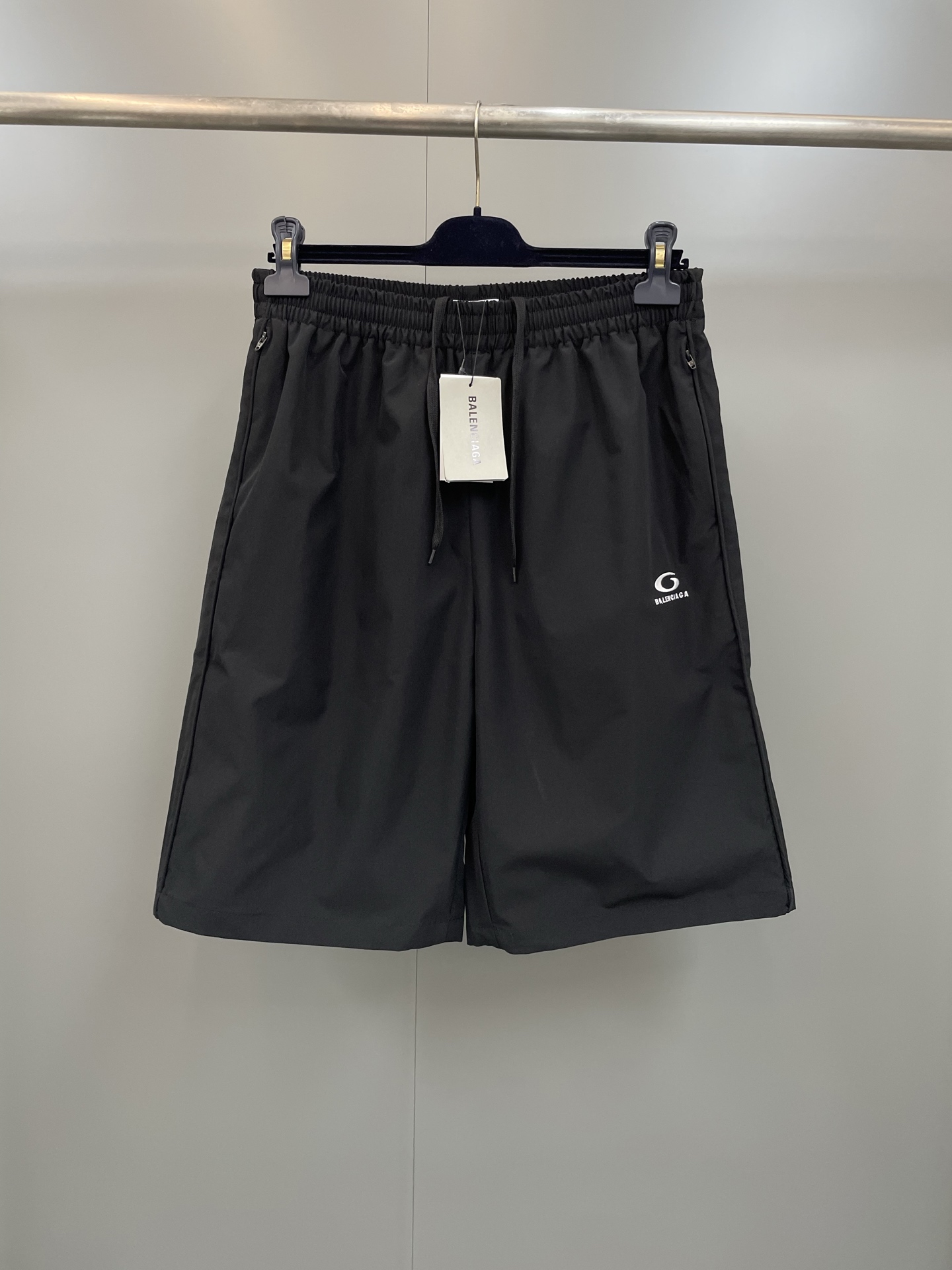 NO:775420,Paris 26ss new spring and summer shorts, technical nylon, fully lined, elastic waistband, with adjustable drawstring, 2 diagonal pockets, and contrasting loop sports icon artwork embroidery on the left leg!  ,Balenciaga-clothing,balenciaga,balenciaga,shorts,19860909巴黎家26ss春夏新款短裤,科技锦纶,全衬里 弹性腰头,配以可调节抽绳 2个斜口袋,左腿饰以撞色loop sports icon艺术作品刺绣！,巴黎世家-服装,balenciaga,balenciaga,shorts,,Women's clothing