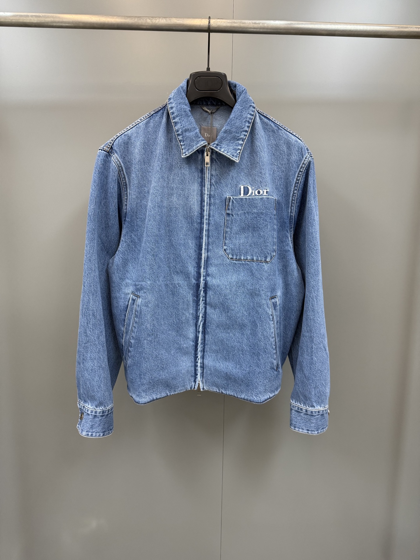 NO:947693,The new DIRO26 zippered jacket is a new addition to the 2026 summer men's wear series, a new interpretation of a classic item. It is carefully made of blue cotton twill fabric, equipped with a chest patch pocket, partially covered with Dior embroidery, and decorated with a Dior leather patch on the collar, making it unique. Zipper closure, loose cut, can be layered with a T-shirt to create a casual look., Dior - Clothing, dior, dior, jackets & coats,19860909DIRO26新款拉链夹克是二零二六夏季男装系列新品,全新演绎经典单品.采用蓝色棉质斜纹面料精心制作,搭配胸前贴袋,局部遮盖着 Dior 刺绣,衣领上饰以 Dior 皮革补丁,别具一格.拉链开合,宽松剪裁,可与 T 恤叠搭,打造休闲的造型.,迪奥-服装,dior,dior,jackets & coats,,Women's clothing
