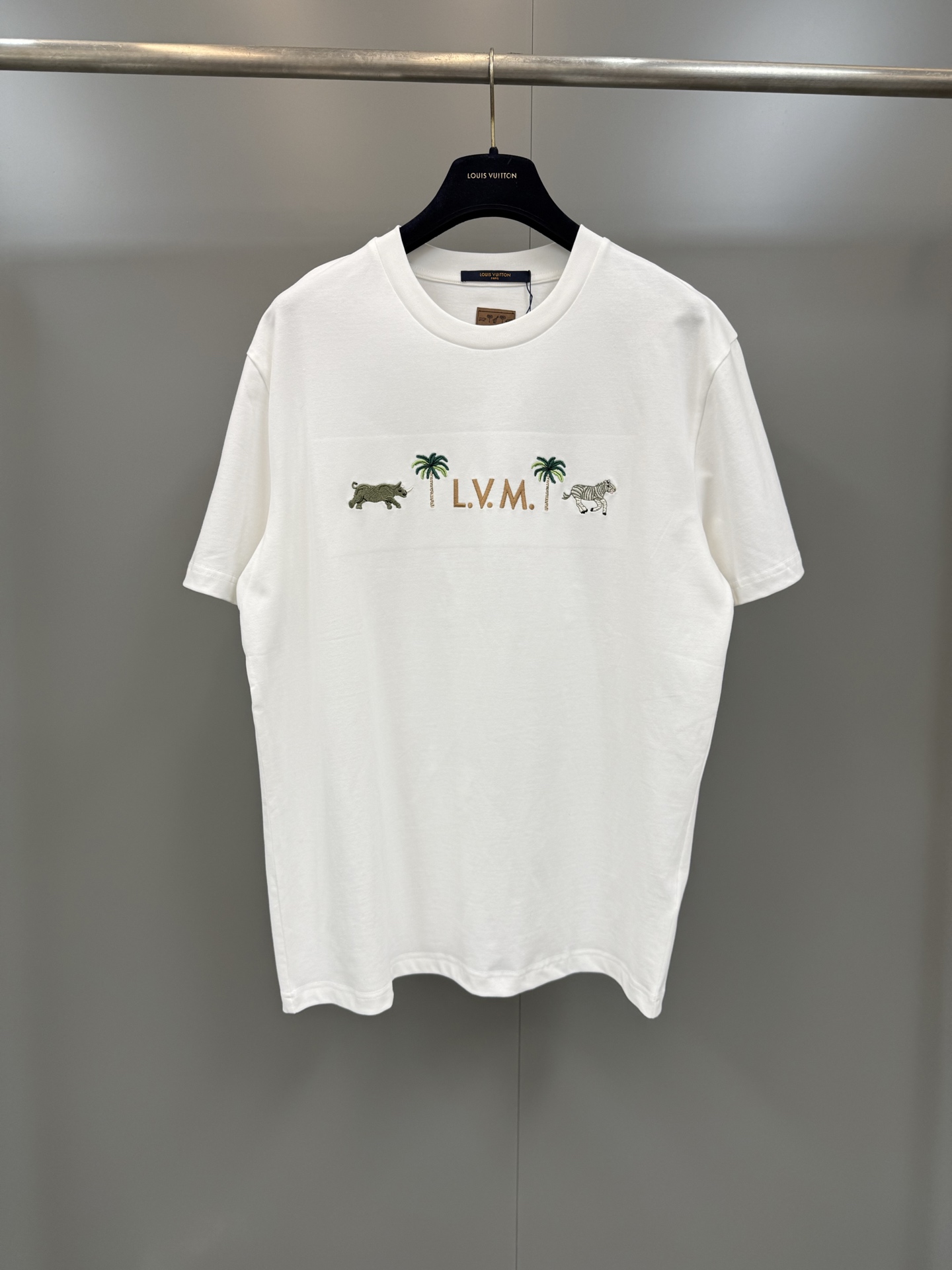 NO:778859,Lujia 26SS new classic cotton short-sleeved round neck T-shirt, embroidered with the 2026 spring and summer show series logo. The three-dimensional L.V.M. letter design on the chest is inspired by the brand’s traditional suitcases, surrounded by exquisite palm trees and animal patterns in the LV x The Darjeeling Limited theme pattern., Louis Vuitton-clothing, louis vuitton, louis vuitton, louis vuitton, louis  vuitton,T-shirt,tees,t-shirt,19860909驴家26SS新款经典的棉质短袖圆领T恤,绣有 2026 年春夏秀场系列标识.胸前立体感 L.V.M. 字母设计灵感源自品牌传统旅行箱,周围环绕 LV x The Darjeeling Limited 主题图案中精致的棕榈树与动物纹样.,路易威登-服装,louis vuitton,louis vuitton,louis vuitton,louis vuitton,T-shirt,tees，t-shirt,,Women's clothing