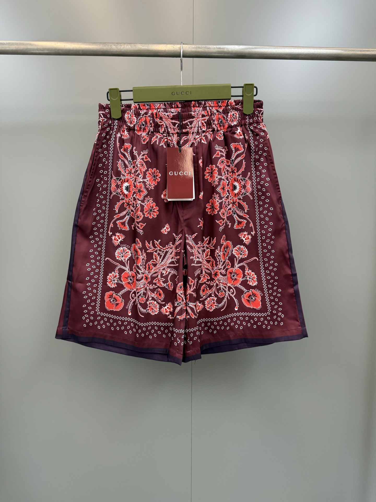 NO:778881,G's 2026SS new spring and summer Hawaiian shorts, with red and white floral and paisley-style prints, the pattern is distributed in square blocks, and the edges are embellished with fine dot patterns, casual style!  ,Gucci-clothing,gucci,gucci,shorts,19860909G家2026SS 春夏新款夏威夷短裤,红白相间的花卉与佩斯利风格印花,图案呈方形区块分布,边缘点缀细密的点状纹样,休闲款式！,古驰-服装,gucci,gucci,shorts,,Women's clothing