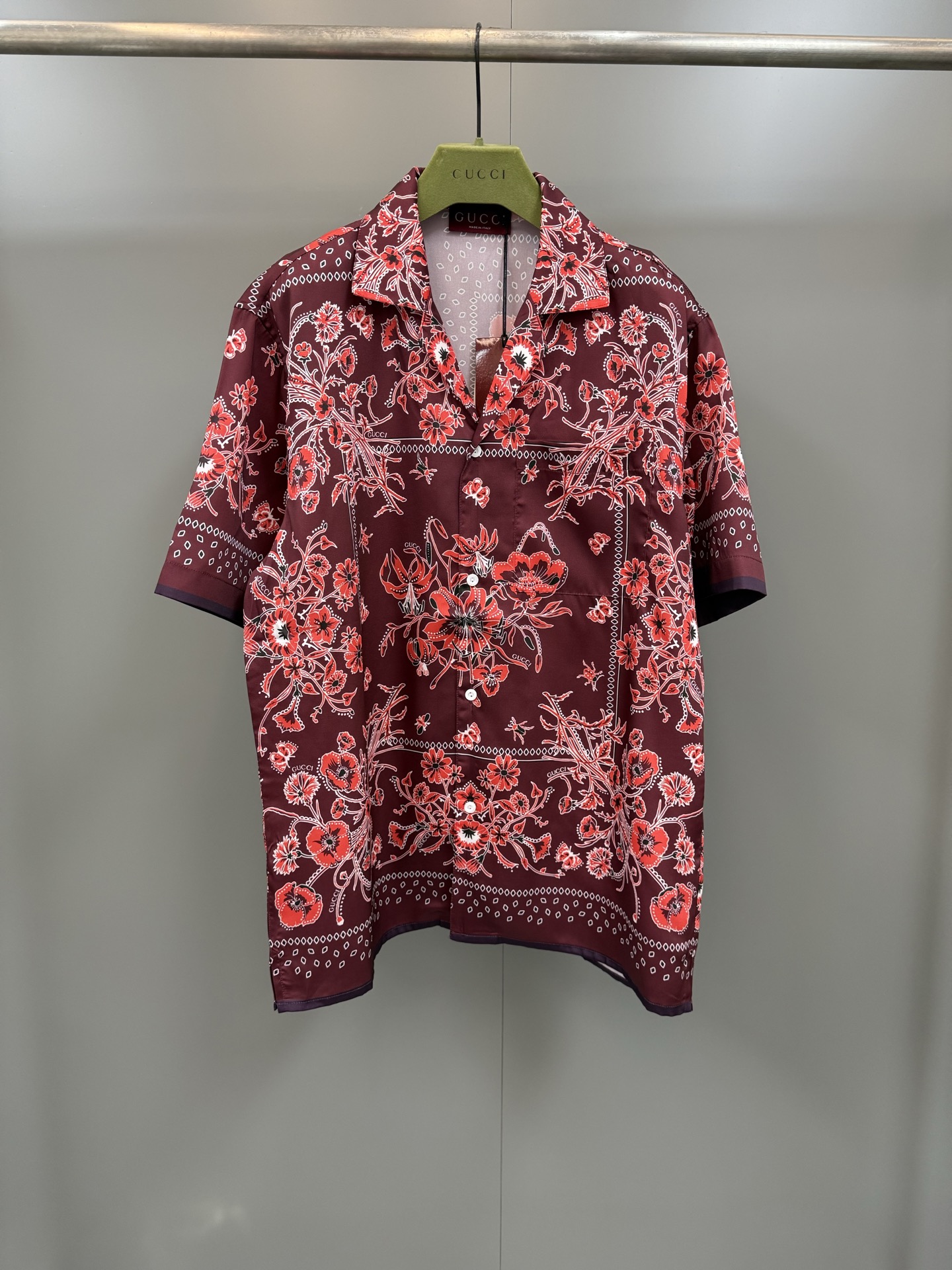 NO:778908,G's 2026SS new spring and summer lapel Hawaiian short-sleeved shirt, with red and white floral and paisley-style prints, the pattern is distributed in square blocks, with fine dot patterns on the edges, dark fine piping on the edges of the cuffs and hem, mother-of-pearl buttons on the placket, casual style!  ,Gucci-clothing,gucci,gucci,shirts,T-shirt,19860909G家2026SS 春夏新款翻领夏威夷短袖衬衫,红白相间的花卉与佩斯利风格印花,图案呈方形区块分布,边缘点缀细密的点状纹样,袖口与下摆边缘深色细滚边,门襟珍珠母贝质感纽扣,休闲款式！,古驰-服装,gucci,gucci,shirts,T-shirt,,Women's clothing