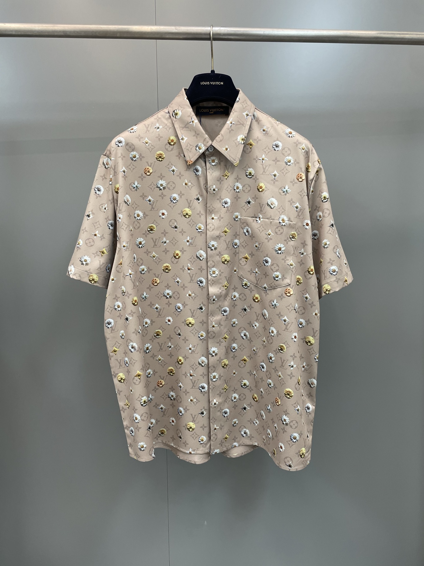 NO:784024,Lujia 26ss new spring series printed silk short-sleeved shirt!  ,Louis Vuitton-clothing,louis vuitton,louis vuitton,louis vuitton,shirts,T-shirt,19860909驴家 26ss新款春季系列印花丝绸短袖衬衫！,路易威登-服装,louis vuitton,louis vuitton,louis vuitton,shirts,T-shirt,,Women's clothing